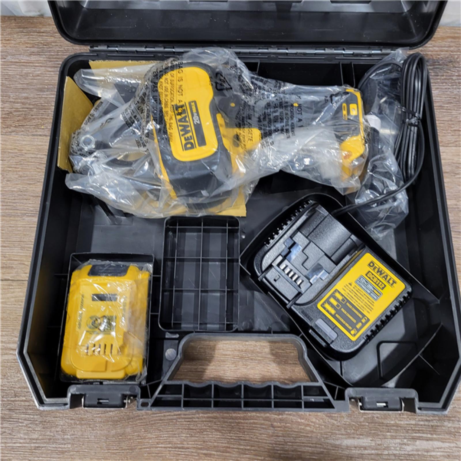 DEWALT 20-Volt MAX Lithium-Ion Cordless Cable Cutting Tool Kit with Battery 2Ah and Charger APPEAR LIKE NEW!!