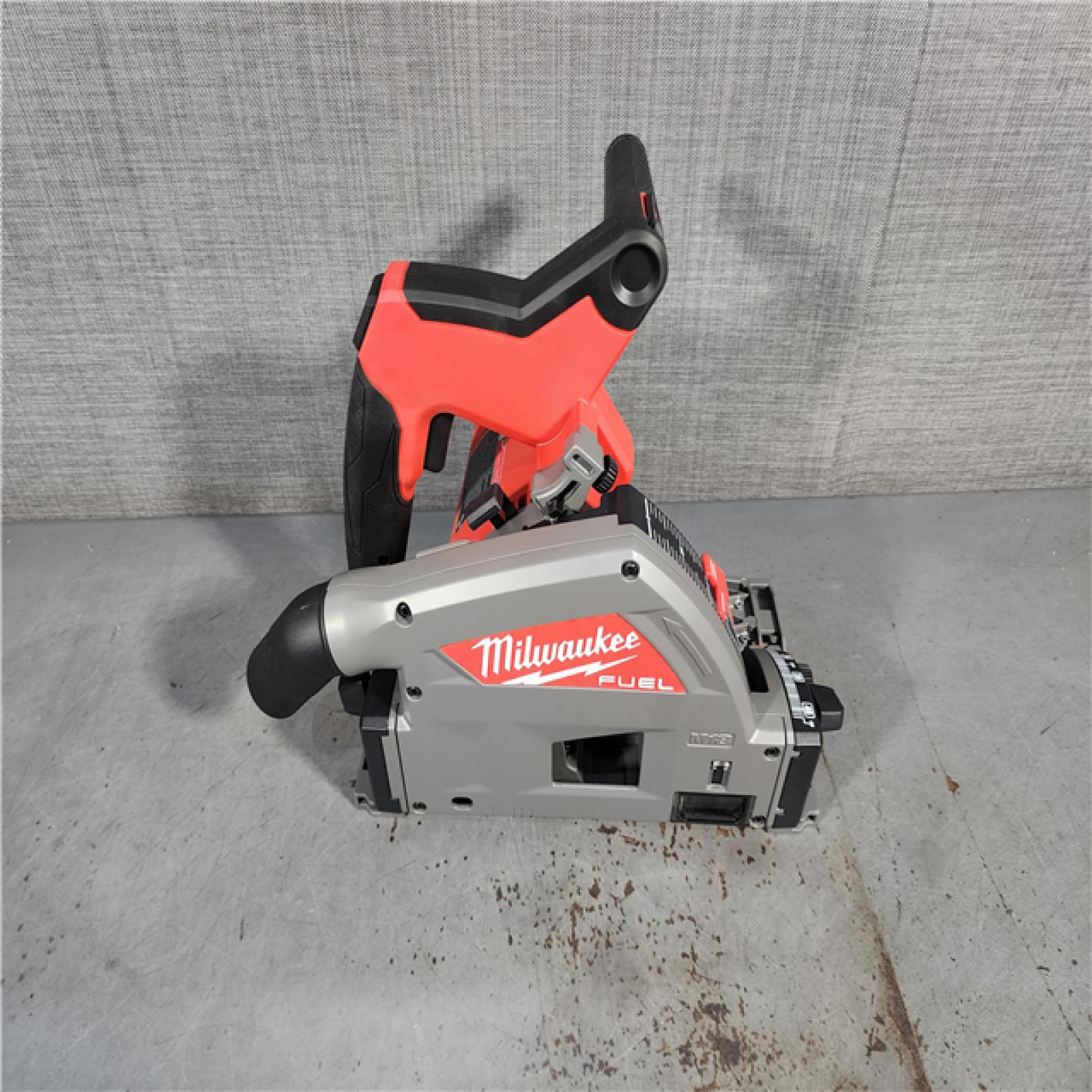 HOUSTON LOCATION - AS-IS (APPEARS LIKE NEW) Milwaukee 2831-21 M18 FUEL 18-Volt Lithium-Ion Brushless Cordless 6-1/2 in. Plunge Track Saw PACKOUT Kit with One 6.0 Ah Battery