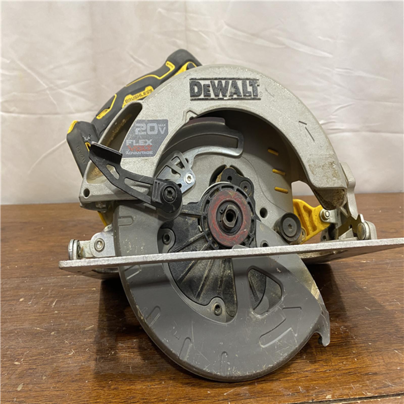 AS-ISDEWALT 20-Volt MAX 7-1/4 in. Cordless Circular Saw (Tool Only)