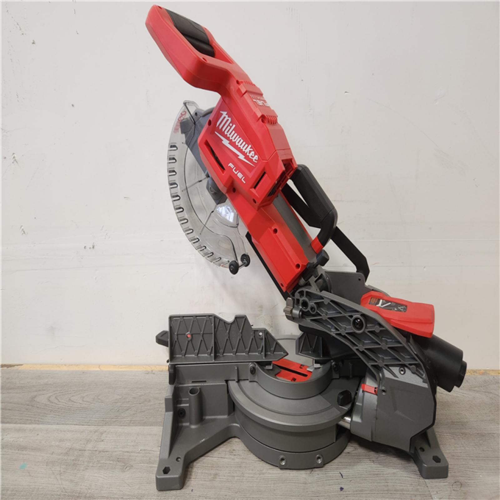 Phoenix Location Milwaukee M18 FUEL 18V 10 in. Lithium-Ion Brushless Cordless Dual Bevel Sliding Compound Miter Saw Kit with One 8.0 Ah Battery