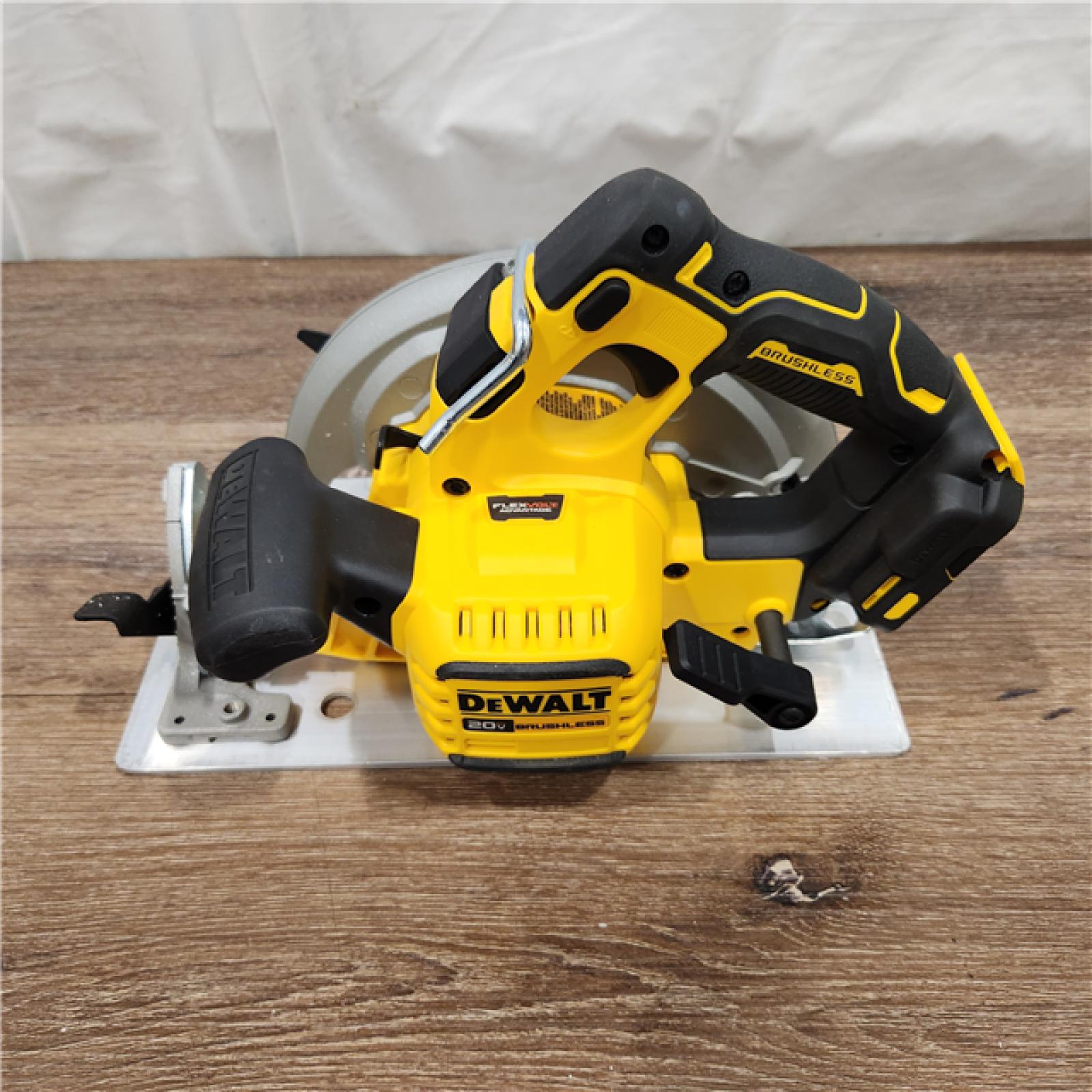 AS-IS 20V MAX Cordless Brushless 7-1/4 in. Sidewinder Style Circular Saw with FLEXVOLT ADVANTAGE (Tool Only)