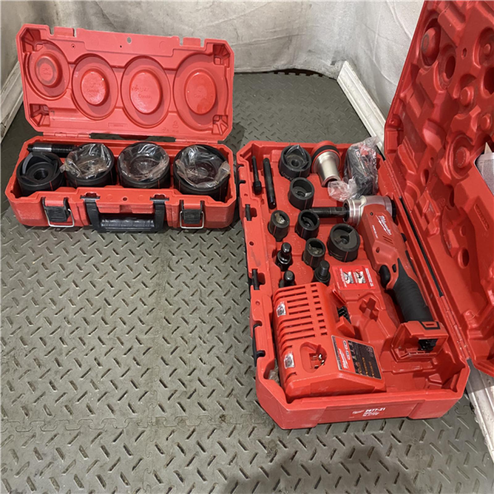 Houston location AS-IS Milwaukee 2677-23 M18 ForceLogic 6T Knockout Tool 1/2 in. - 4 in Kit