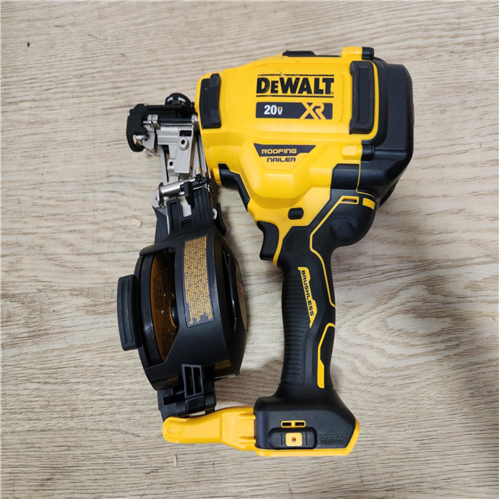 Phoenix Location DEWALT 20V MAX Lithium-Ion 15-Degree Electric Cordless Roofing Nailer Kit with 2.0Ah Battery Charger and Bag