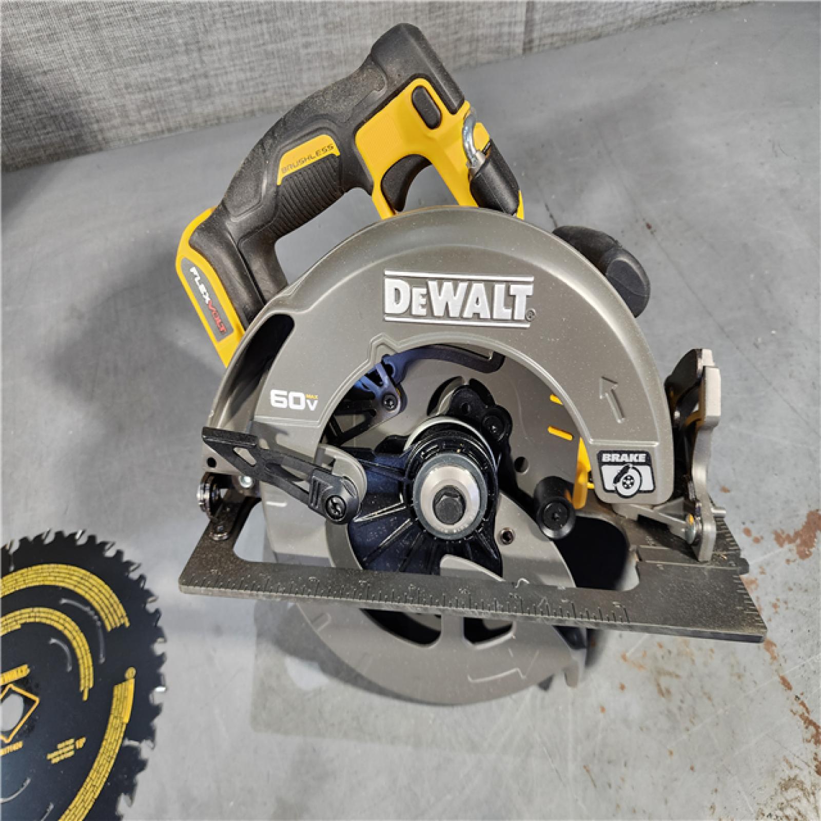 HOUSTON LOCATION - AS-IS DeWALT Flexvolt Max 7-1/4  60V Brushless Circular Saw DCS578B (Bare Tool)