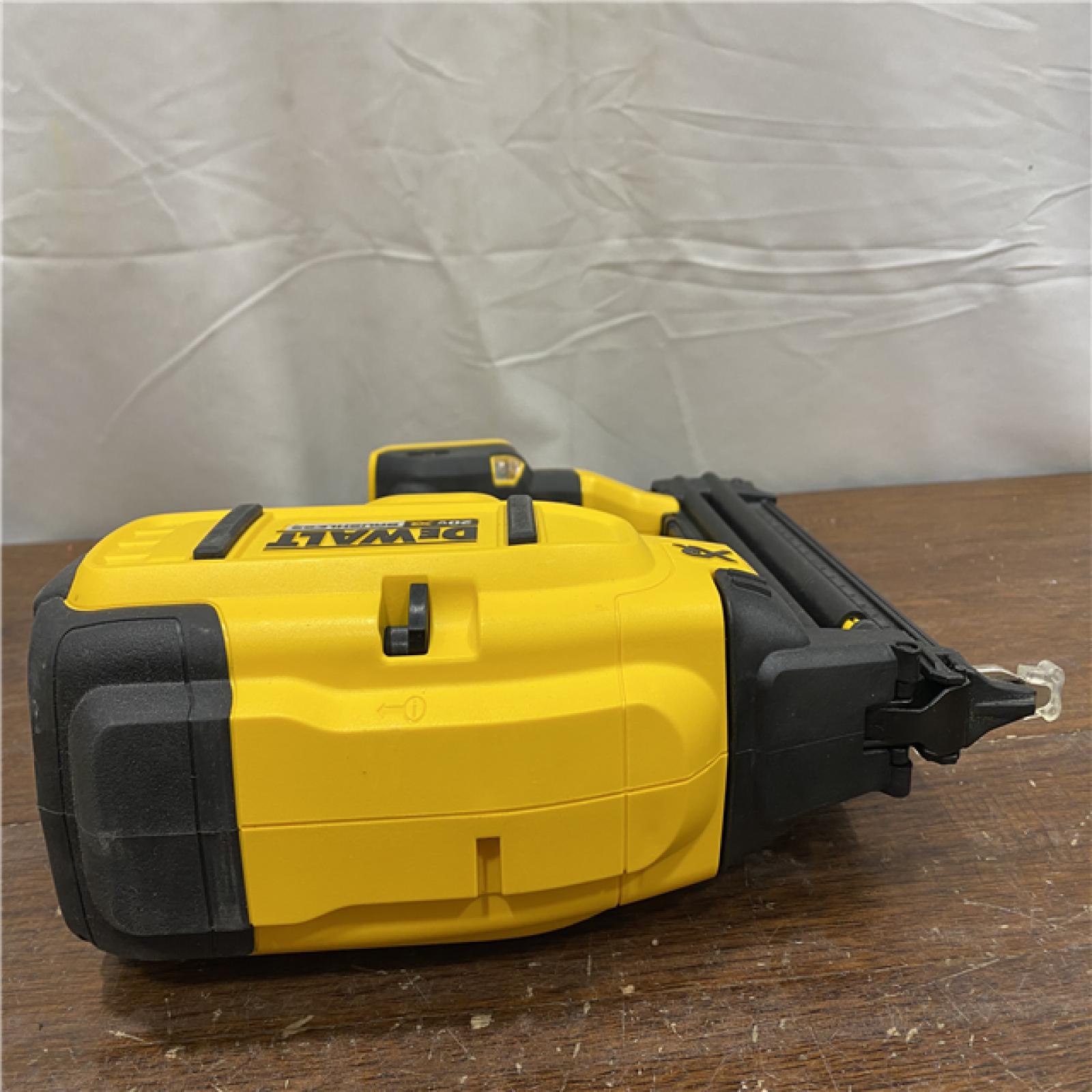 AS-ISDeWalt 20V MAX XR Lithium-Ion Electric Cordless 18-Gauge Brad Nailer (Tool Only)