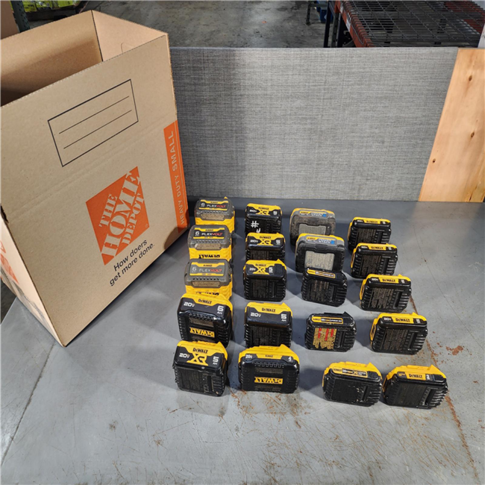 HOUSTON LOCATION - AS-IS DEWALT BATTERY PACK QTY - 20