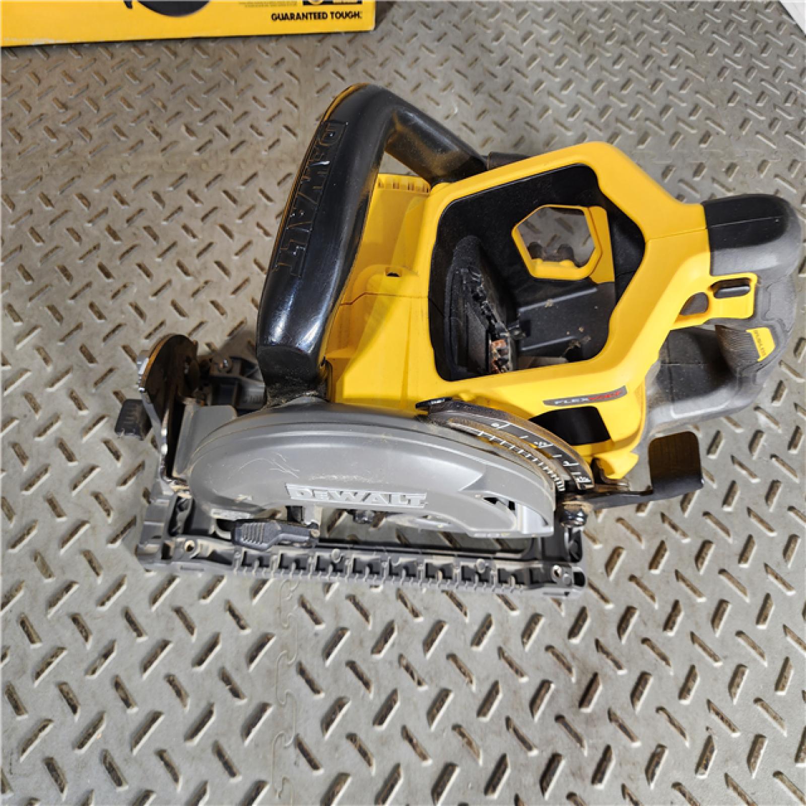 HOUSTON LOCATION - AS-IS FLEXVOLT 60V MAX Cordless Brushless 7-1/4 in. Wormdrive Style Circular Saw (Tool Only)