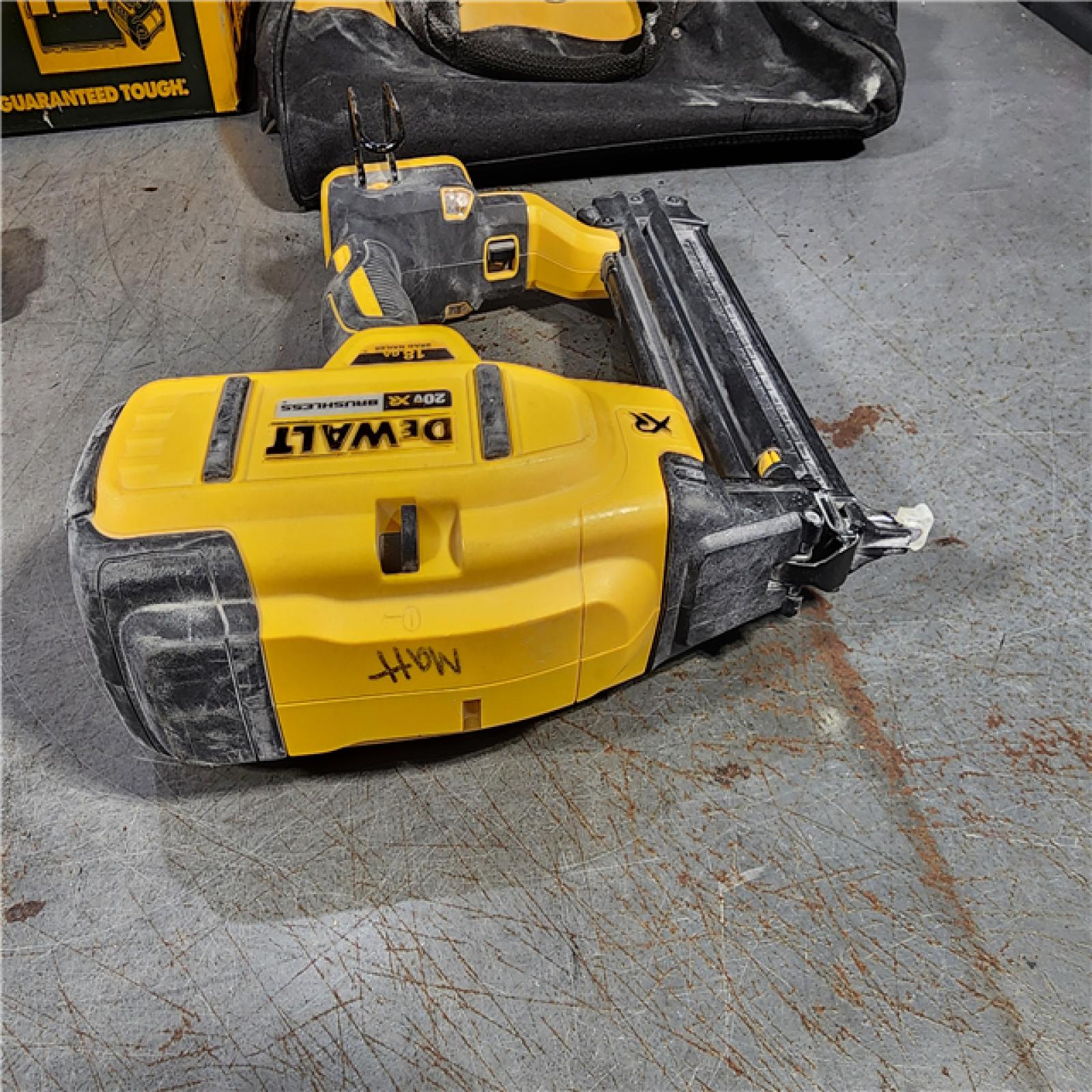 HOUSTON LOCATION - AS-IS DEWALT 20V MAX XR 18 Gauge Brad Nailer Kit