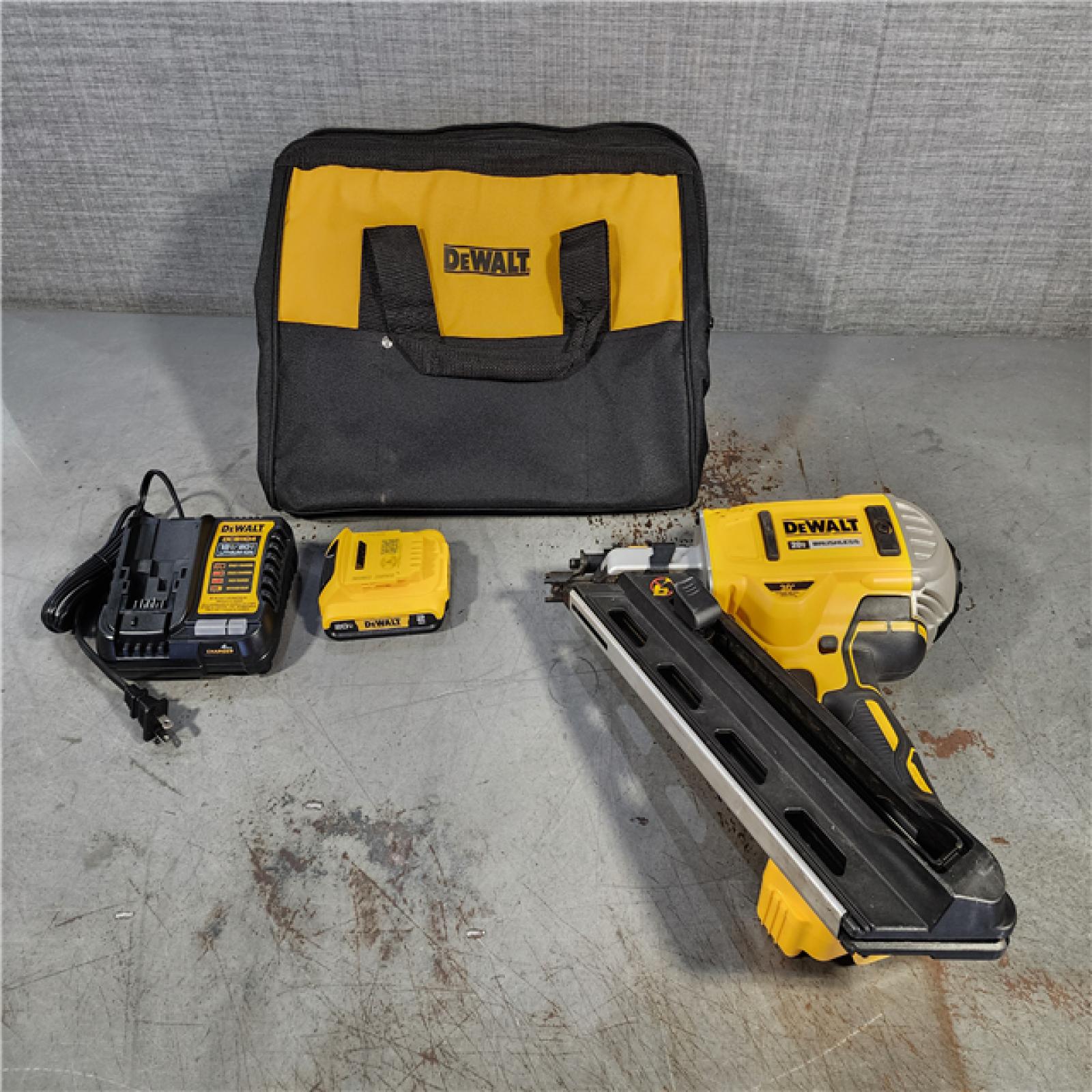 HOUSTON LOCATION - AS-IS DeWalt DCN692 18v XR Cordless Brushless Framing Nail Gun KIT