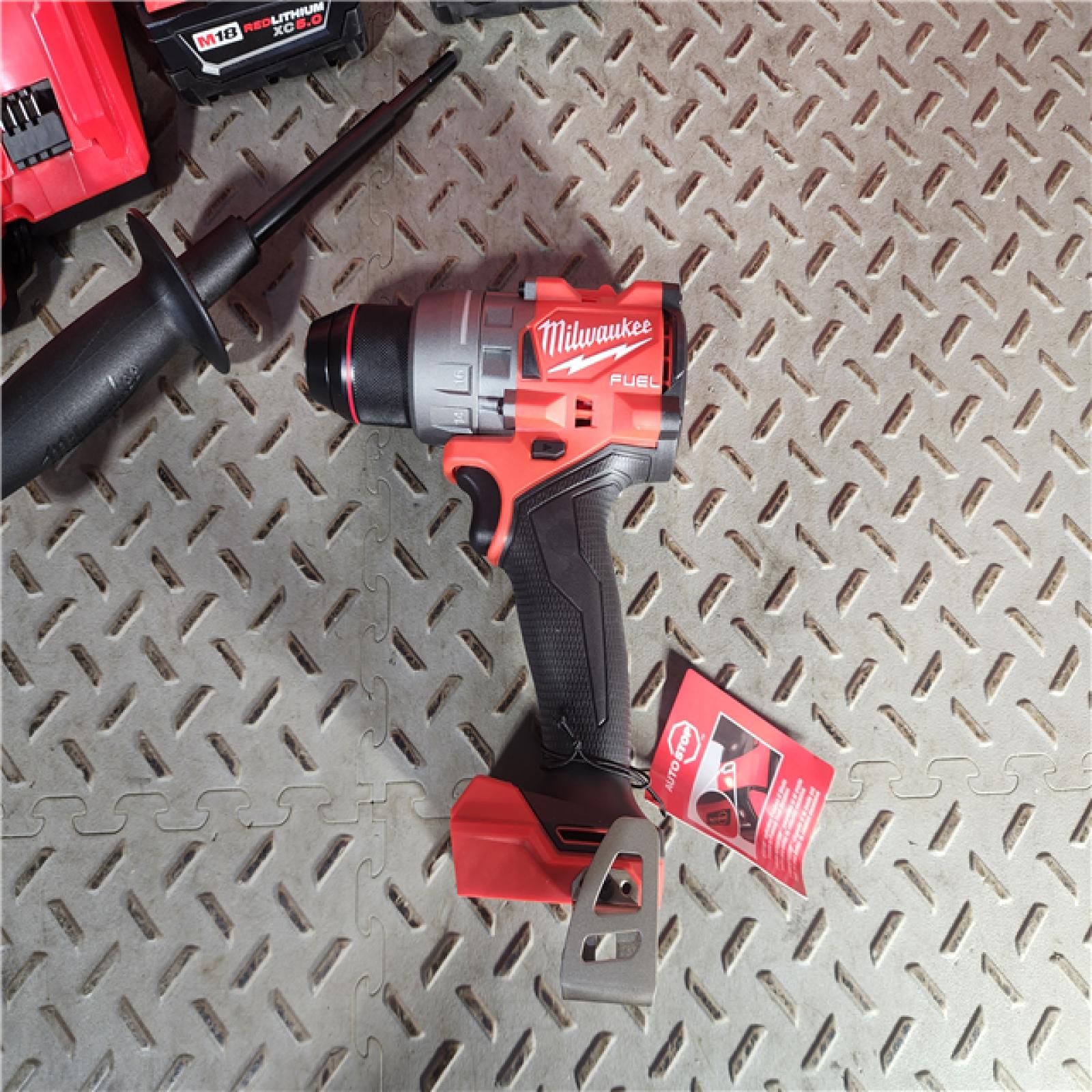 HOUSTON LOCATION - AS-IS (APPEARS LIKE NEW) Milwaukee 2903-22 18V M18 FUEL Lithium-Ion Brushless Cordless 1/2 Drill/Driver Kit 5.0 Ah