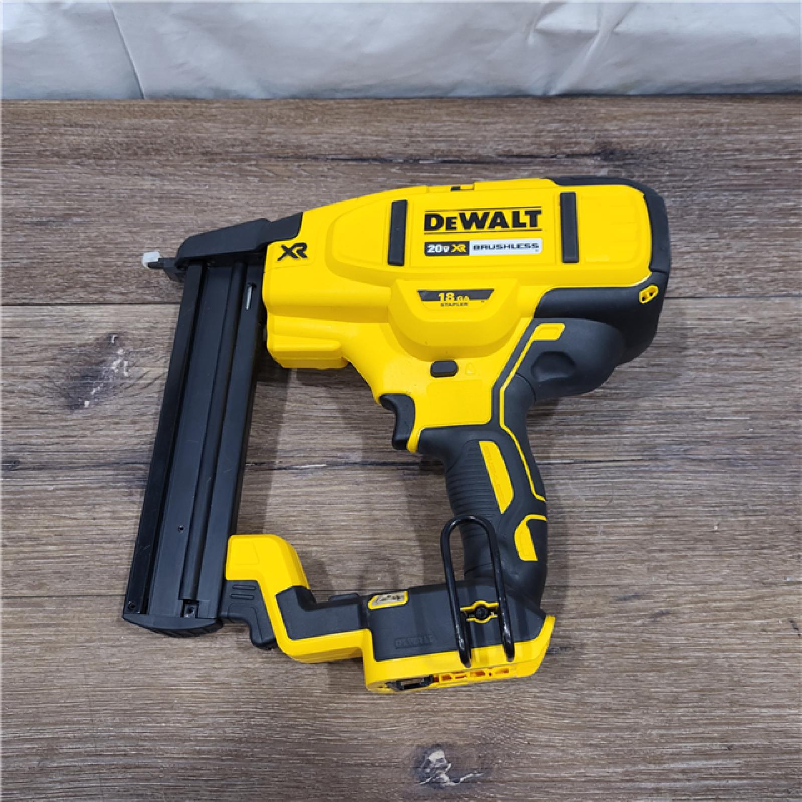 AS-IS DEWALT DCN681D1 20V 18Ga Stapler Kit