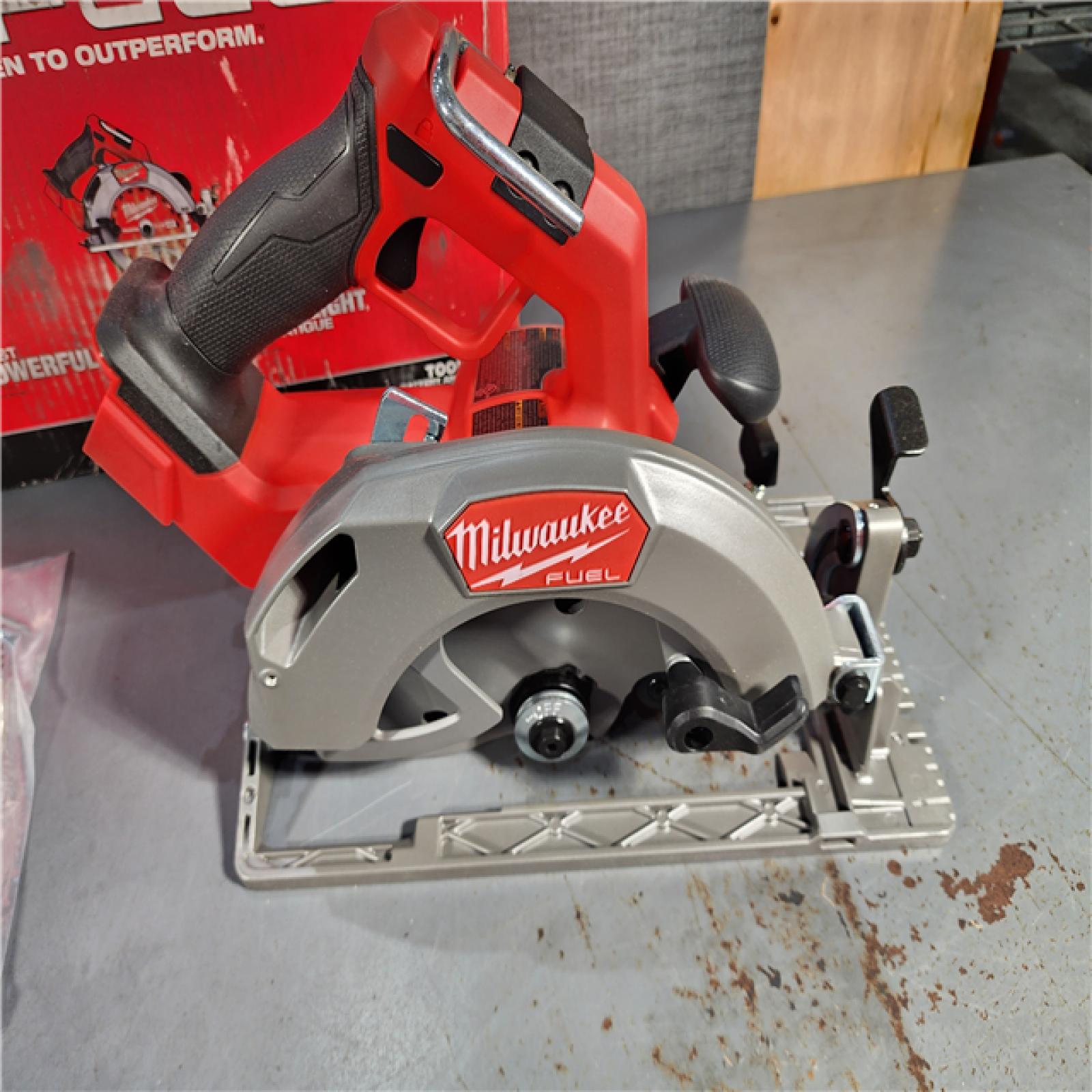 HOUSTON LOCATION - AS-IS (APPEARS LIKE NEW) Milwaukee M18 FUEL 18V Lithium-Ion Brushless Cordless 7-1/4 in. Circular Saw (Tool-Only)