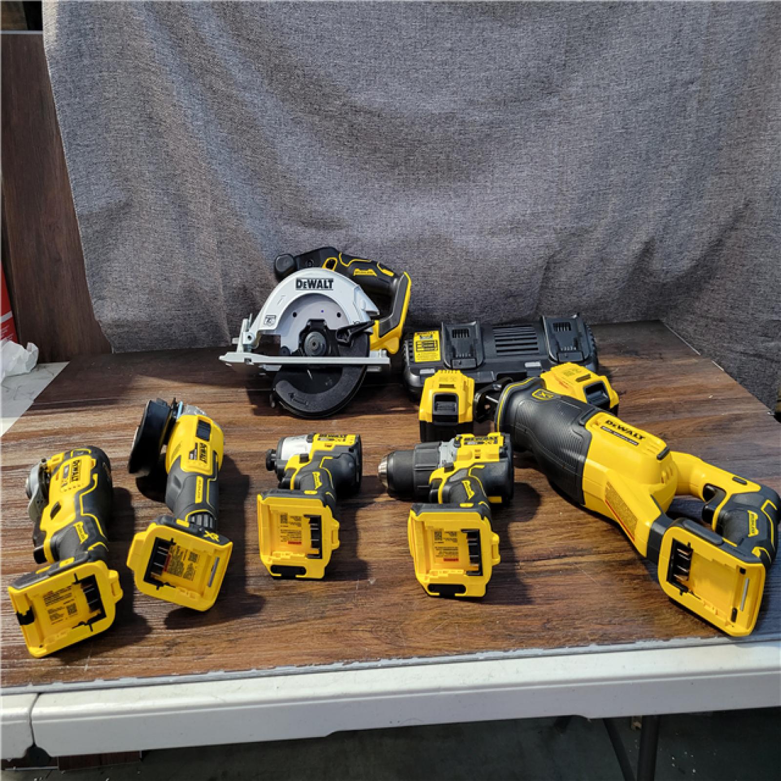 CALIFORNIA NEW DEWALT 6-TOOL COMBO KIT(2 BATTERIES, CHARGER, AND BAG INCLUDED)