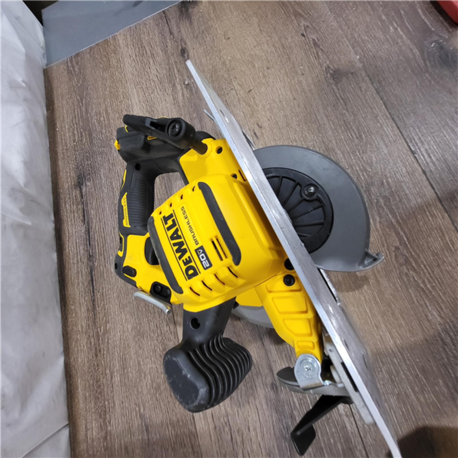 AS-IS 20V MAX Cordless Brushless 7-1/4 in. Sidewinder Style Circular Saw with FLEXVOLT ADVANTAGE (Tool Only)