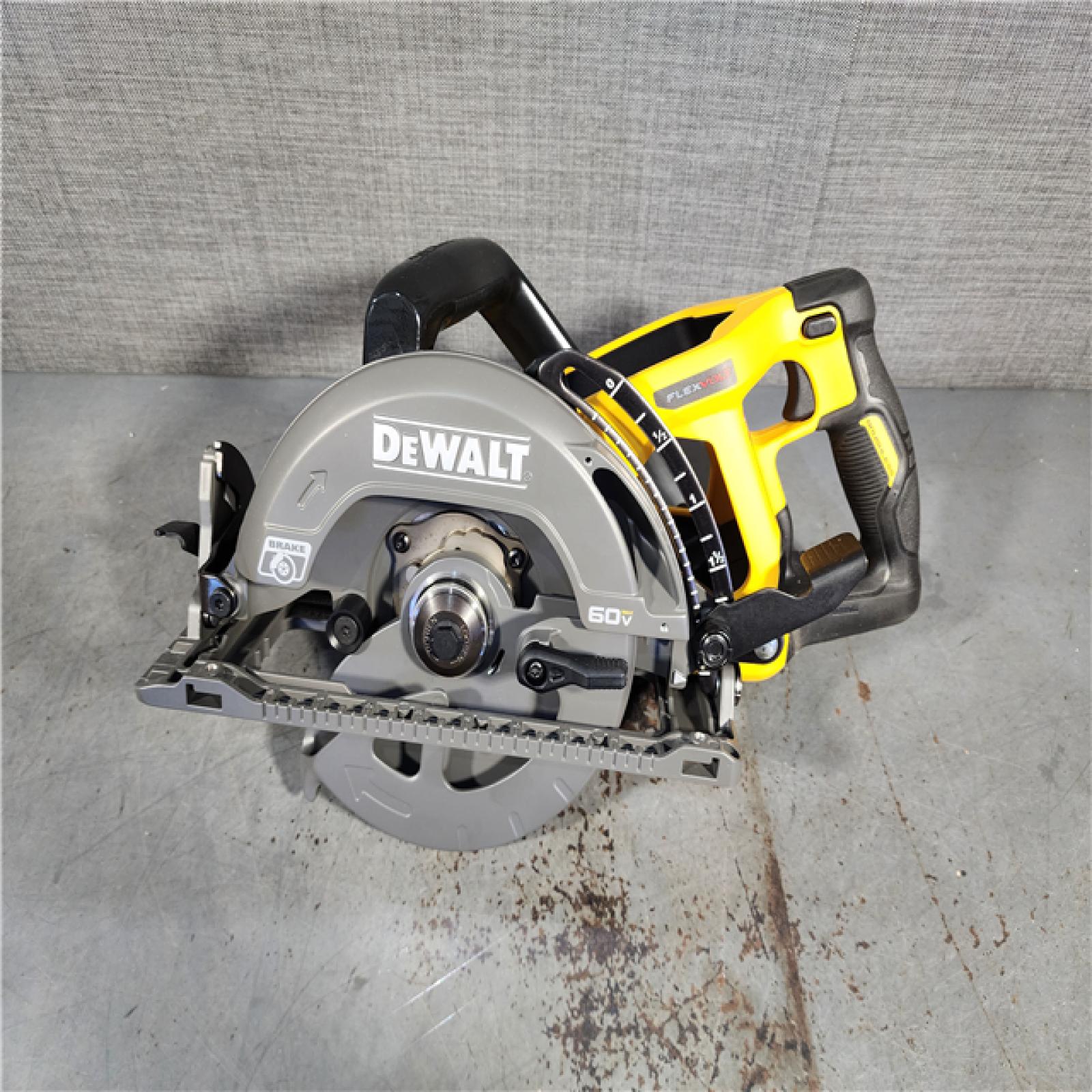 HOUSTON LOCATION - AS-IS (APPEARS LIKE NEW) DEWALT FLEXVOLT 60V MAX Cordless Brushless 7-1/4 in. Wormdrive Style Circular Saw (Tool Only)