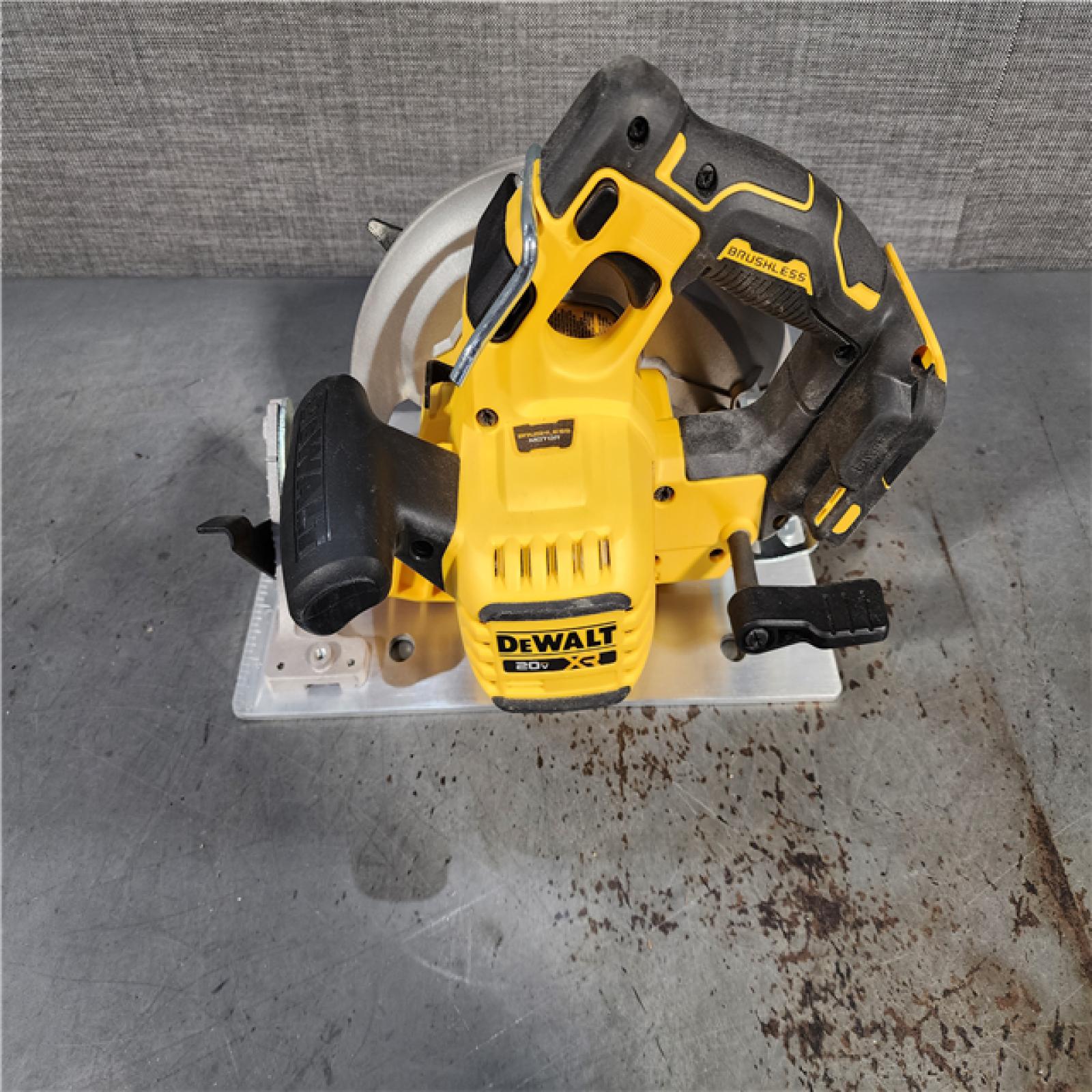 HOUSTON LOCATION - AS-IS DEWALT 20-Volt MAX 7-1/4 in. Cordless Circular Saw (Tool Only)