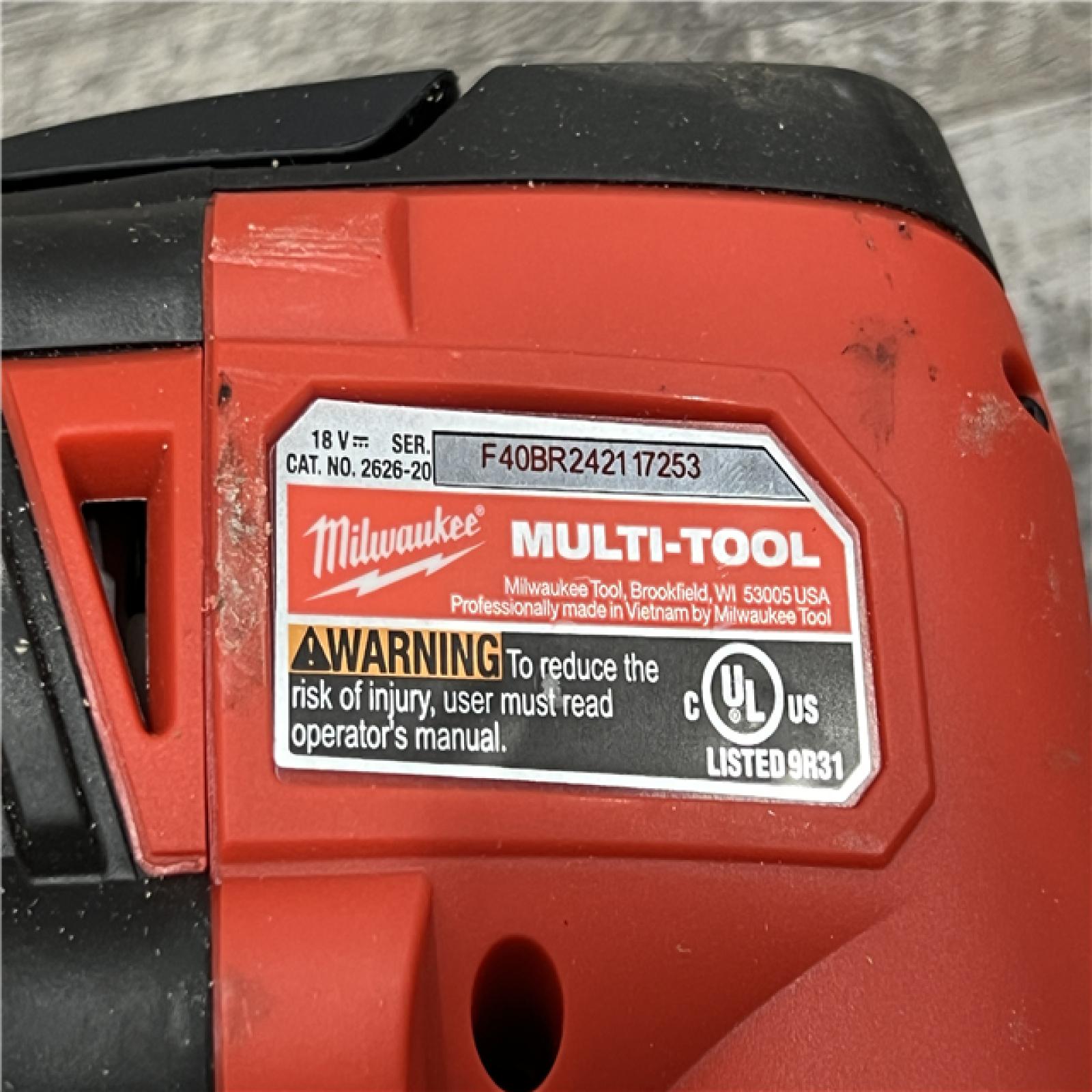 AS-IS Milwaukee 2626-21 M18 18-Volt Lithium-Ion Cordless Oscillating Multi-Tool Kit