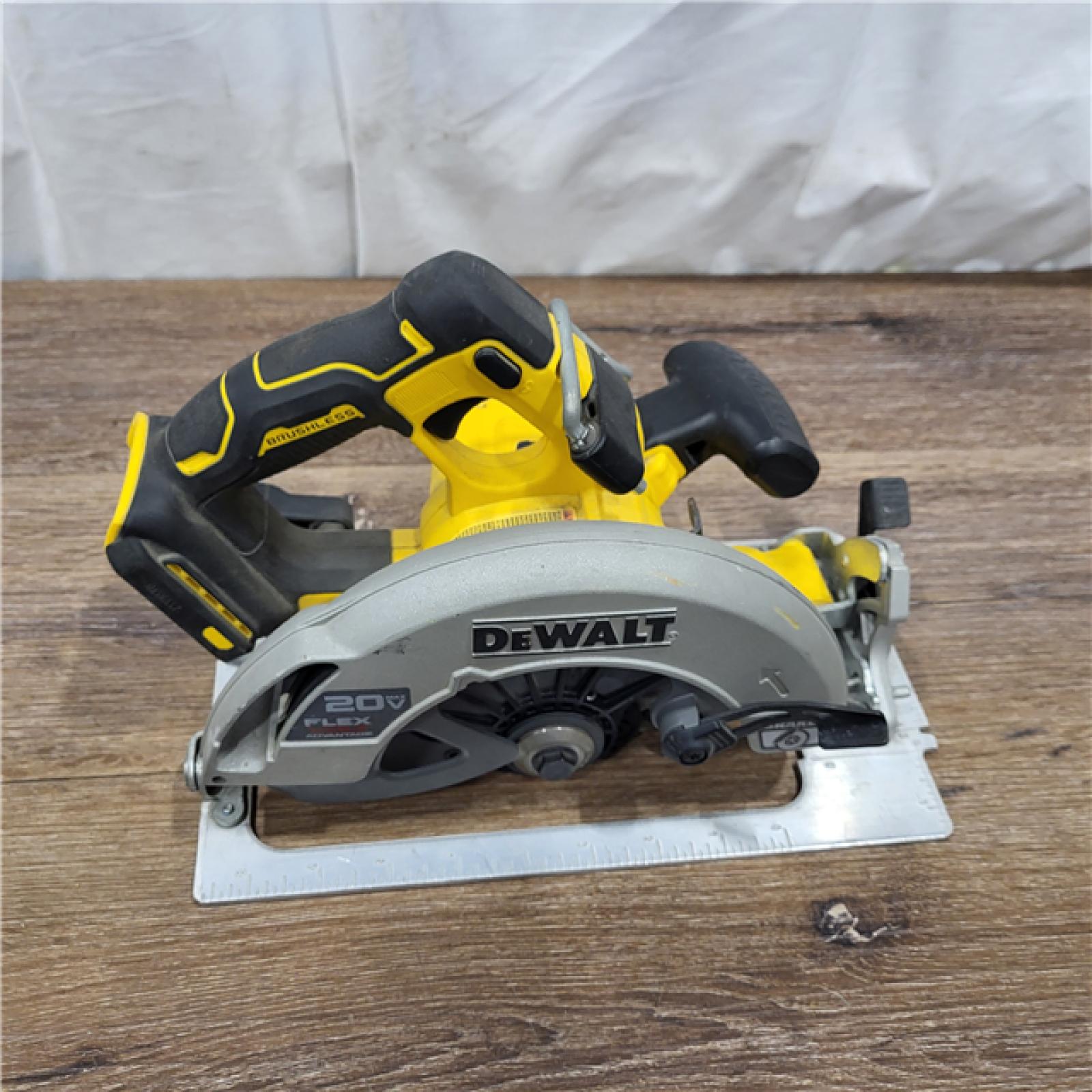 AS-IS 20V MAX Cordless Brushless 7-1/4 in. Sidewinder Style Circular Saw with FLEXVOLT ADVANTAGE (Tool Only)