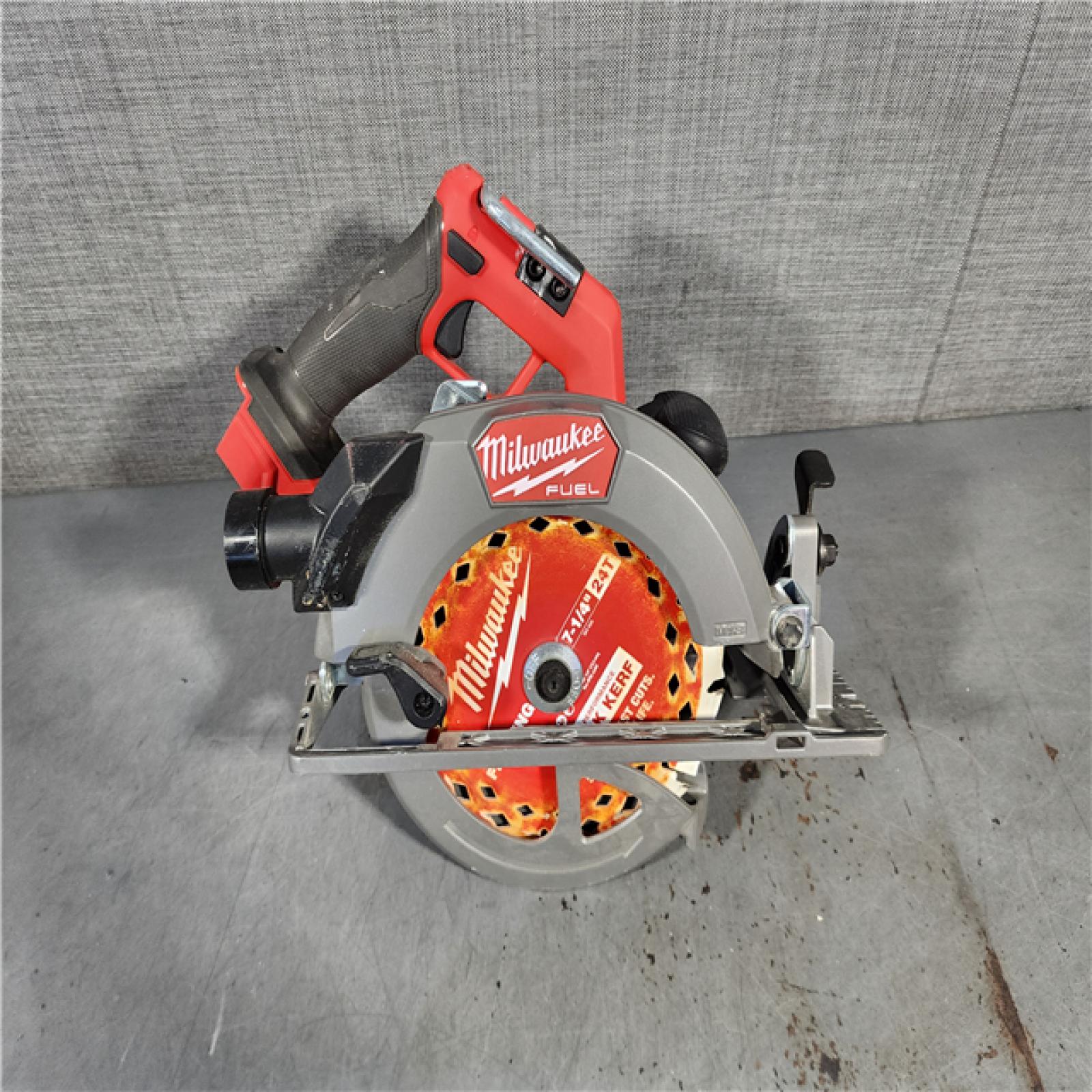 HOUSTON LOCATION - AS-IS Milwaukee M18 FUEL 18V Lithium-Ion Brushless Cordless 7-1/4 in. Circular Saw (Tool-Only)