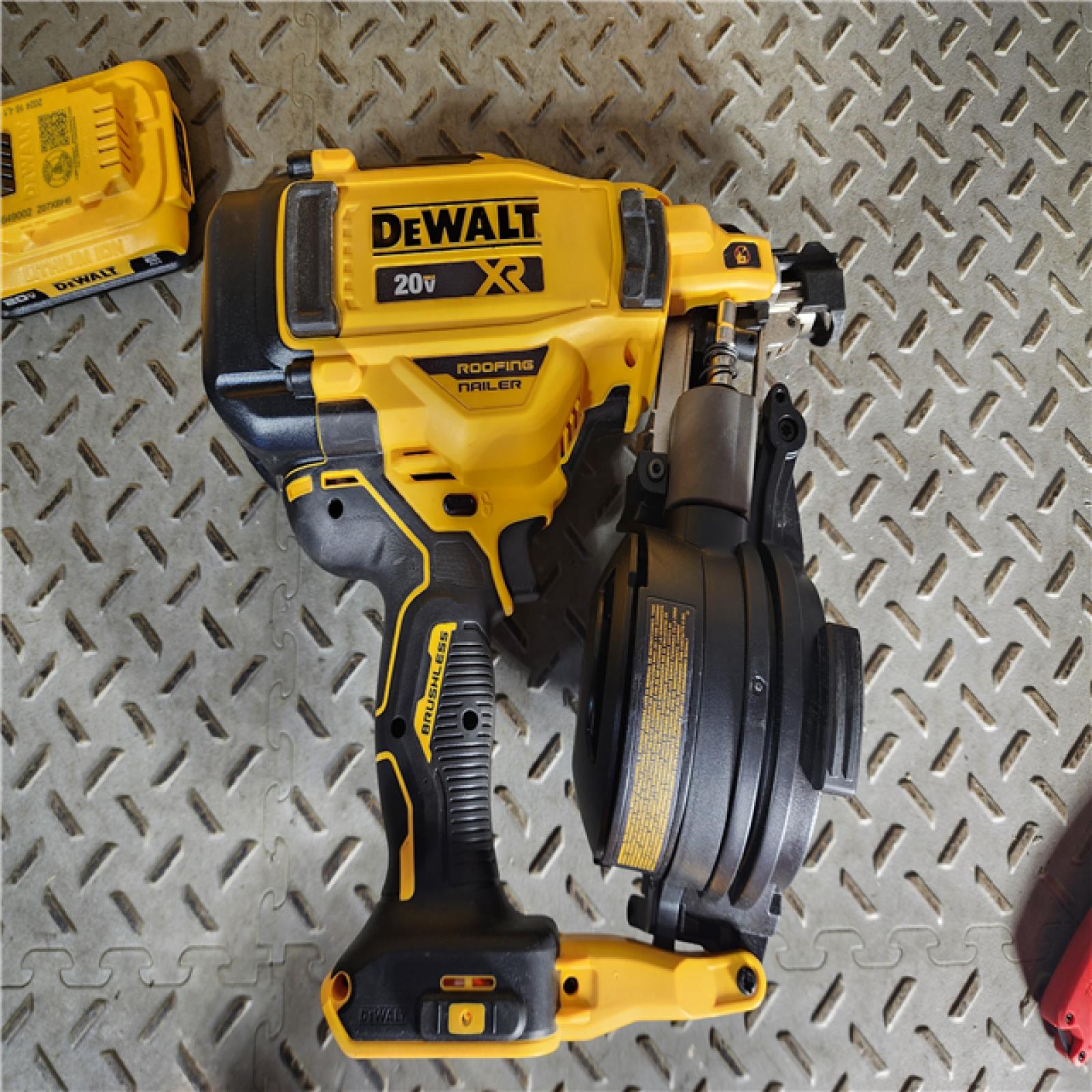 HOUSTON LOCATION - AS-IS DEWALT 2007898 Roofing Nailer Cordless (NO BAG)