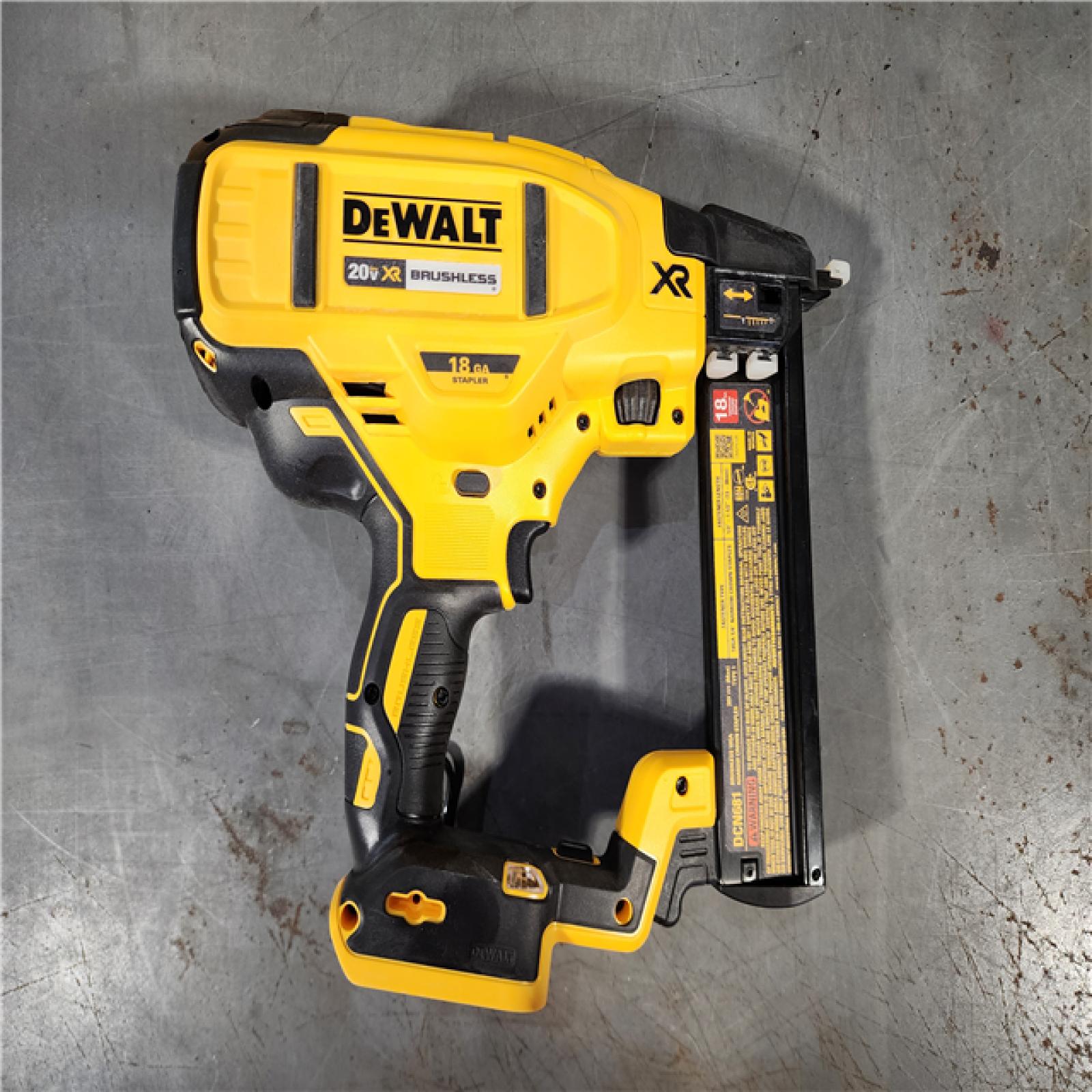 HOUSTON LOCATION - AS-IS (APPEARS LIKE NEW) DEWALT DCN681D1 20V 18Ga Stapler Kit