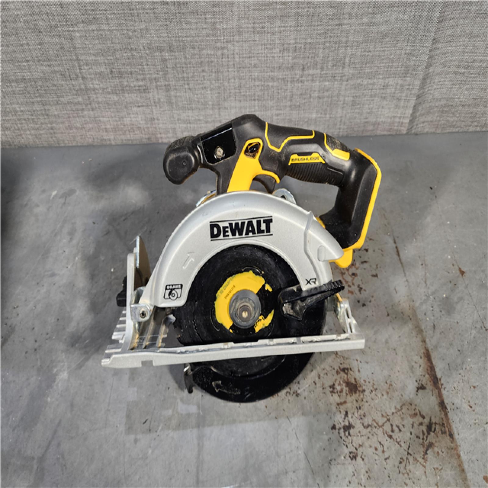 HOUSTON LOCATION - AS-IS DeWALT DCS565B 20V Max Brushless 6.5   Cordless Circular Saw (TOOL ONLY)