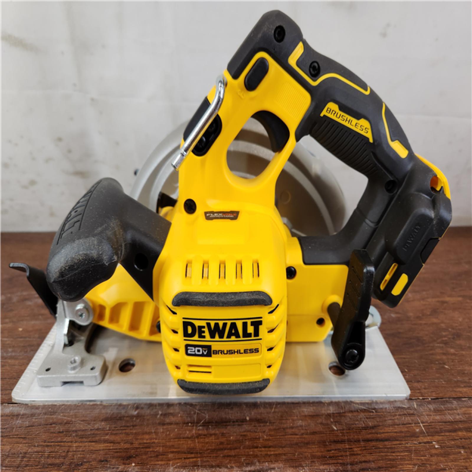 AS-IS DEWALT 20V MAX Cordless Brushless 7-1/4 in. Sidewinder Style Circular Saw w/ FLEXVOLT ADVANTAGE (Tool Only)