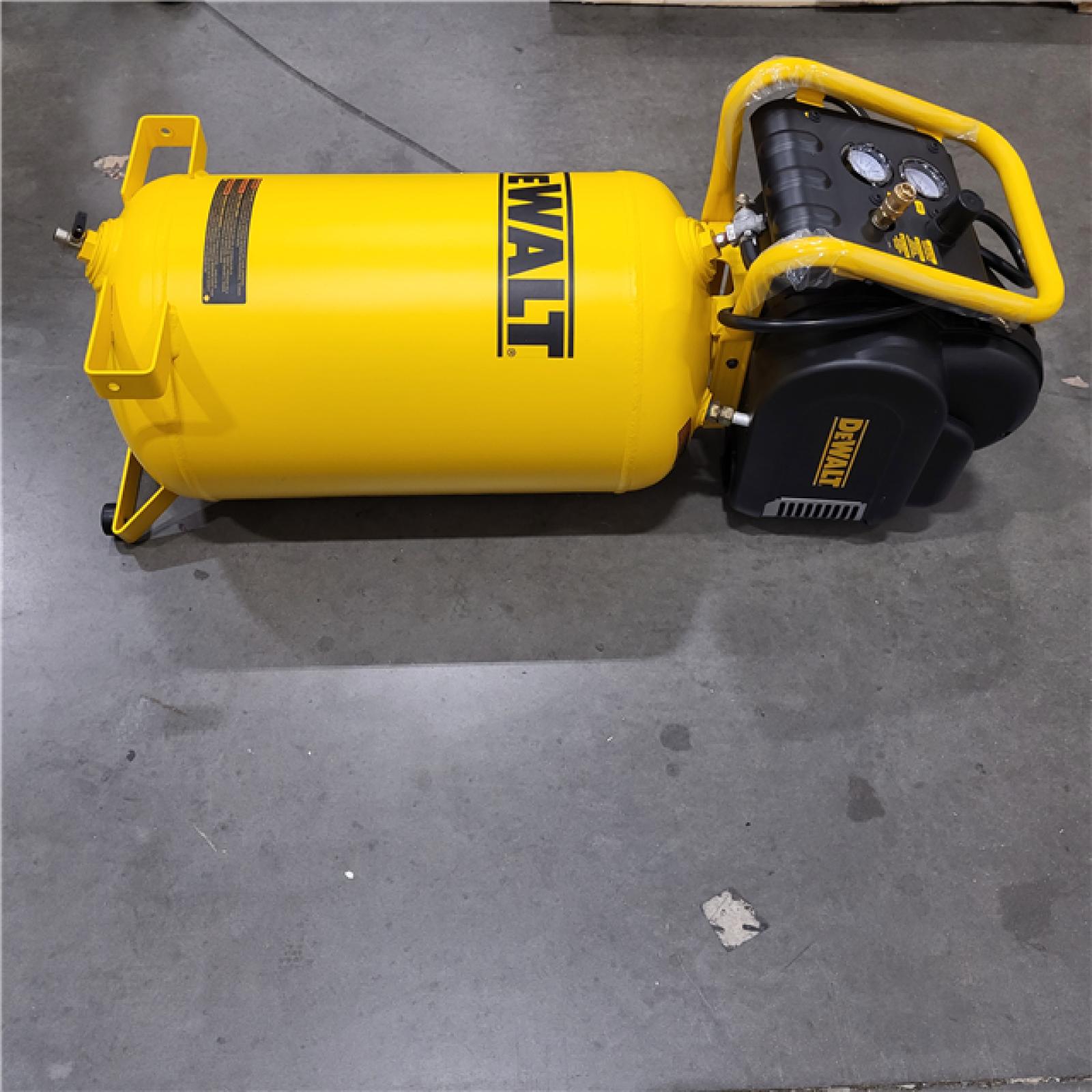 AS-IS Compresseur D'air Vertical Ã‰lectrique Portable Dewalt 15 Gallons Ã€ Un Ã‰tage D55168 - Rona