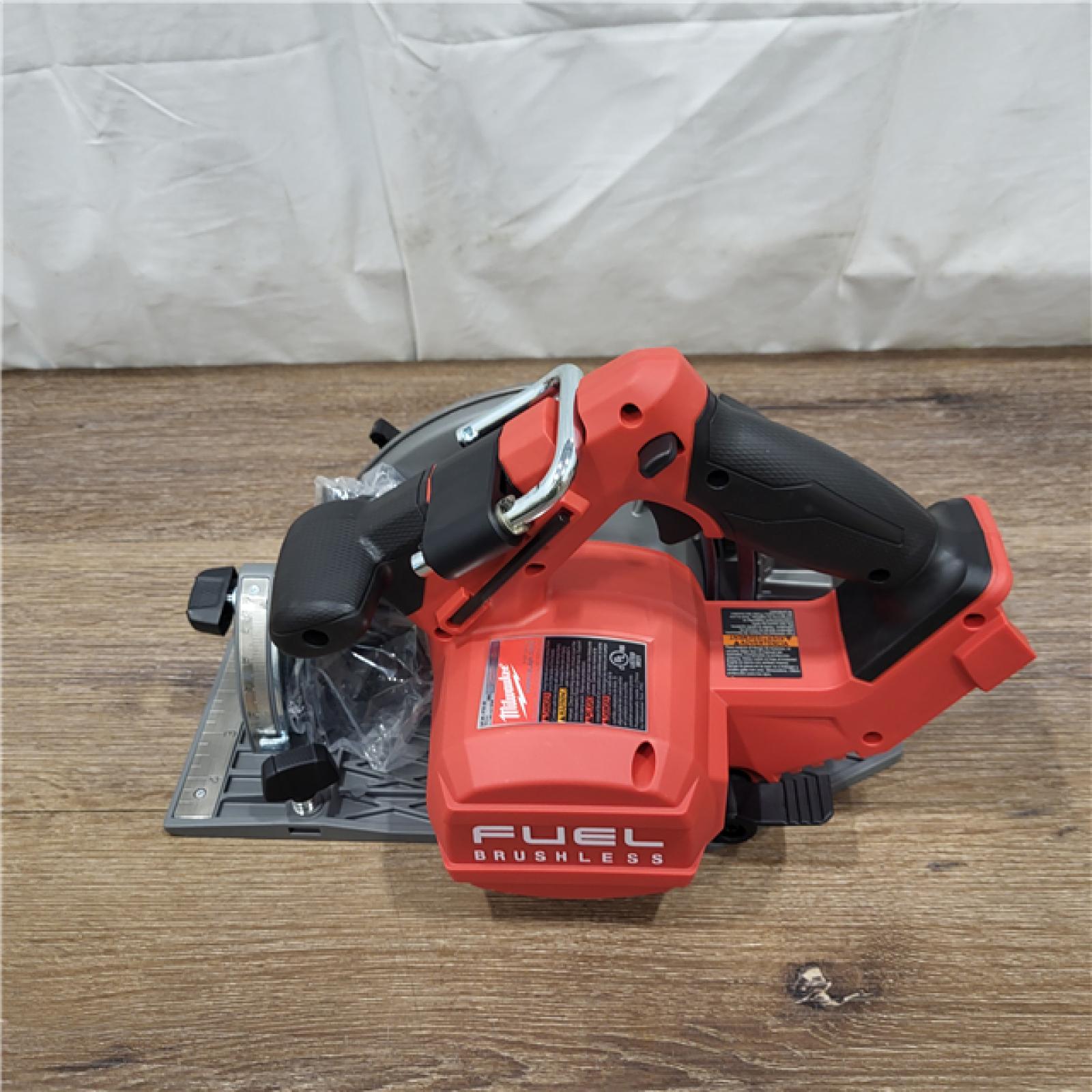 NEW! M18 FUEL 18V Lithium-Ion Brushless Cordless 7-1/4 in. Circular Saw (Tool-Only)