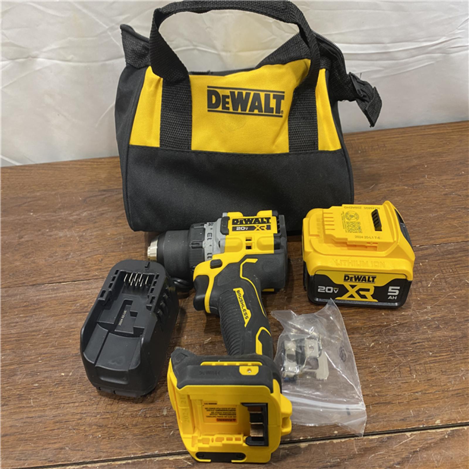 AS-ISDEWALT 20V MAX XR Brushless Cordless 1/2 Drill/Driver Kit