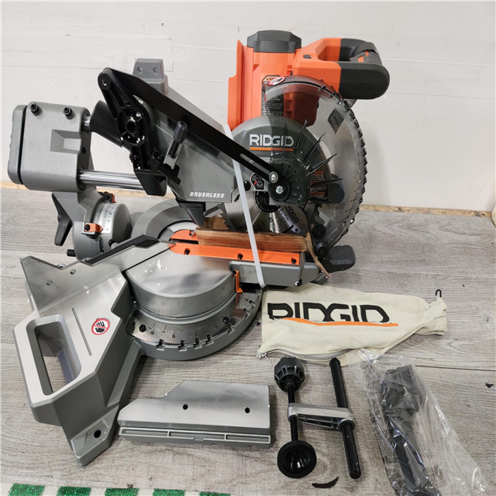 Phoenix Location RIDGID 18V Brushless Cordless 7-1/4 in. Dual Bevel Sliding Miter Saw (Tool Only)