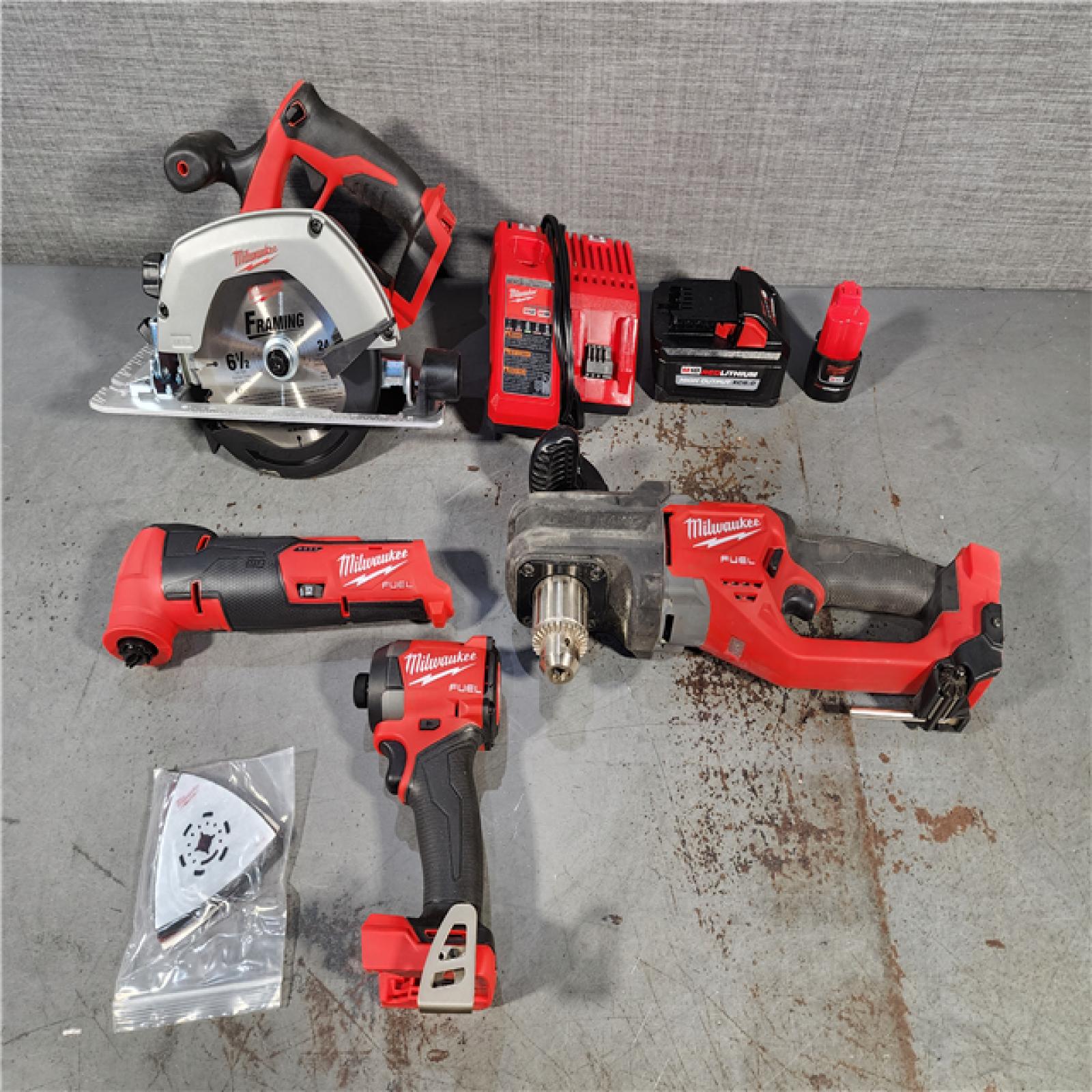 HOUSTON LOCATION - AS-IS MILWAUKEE 4 TOOL COMBO KIT W/ (2) BATTERY & CHARGER