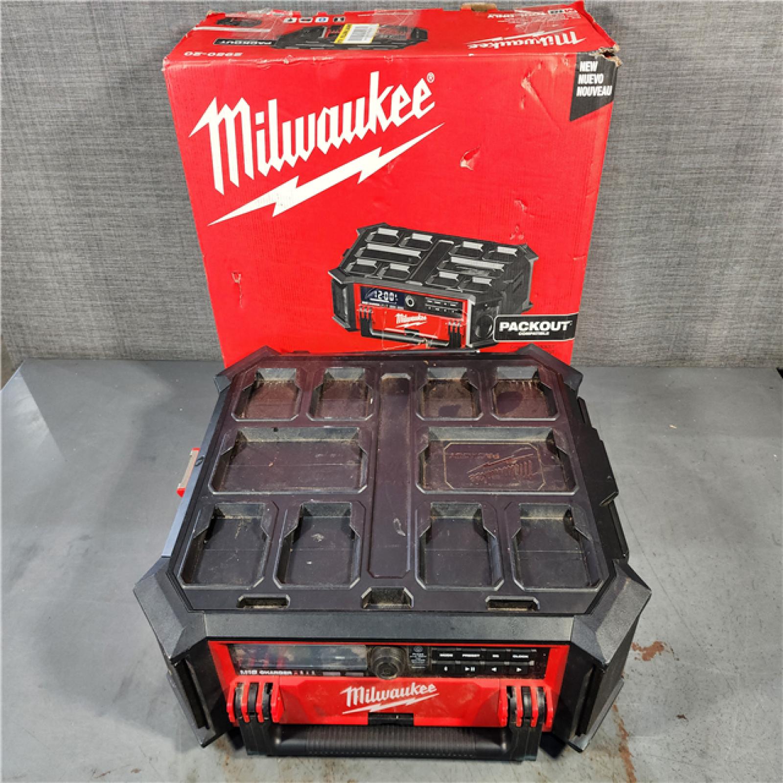 HOUSTON LOCATION - AS-IS Milwaukee 2950-20 18V M18 PACKOUT Lithium-Ion Cordless Radio + Charger (Tool Only)