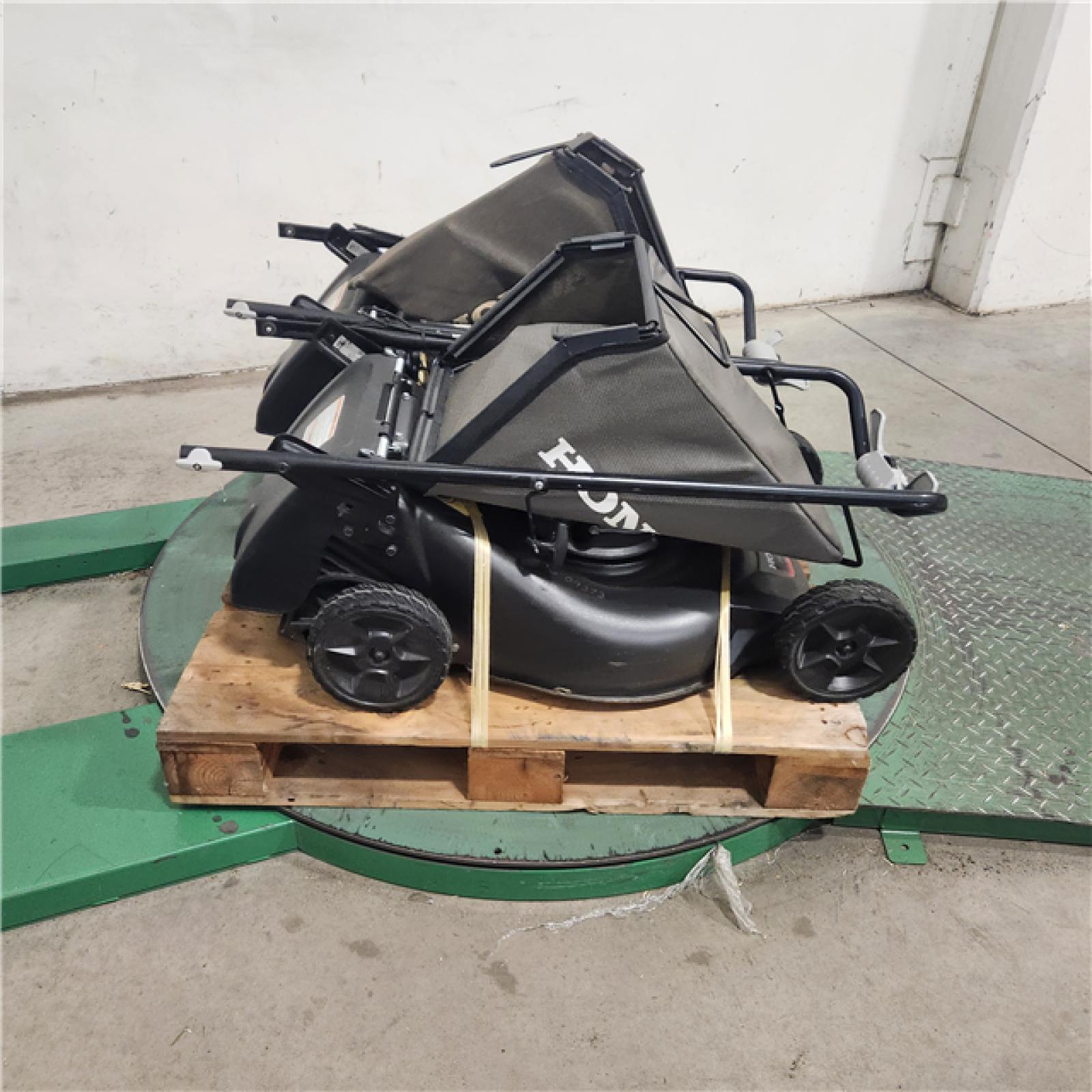 Dallas Location - As-Is HRN216VKA 21 Walk Behind Mower (Lot Of 2)