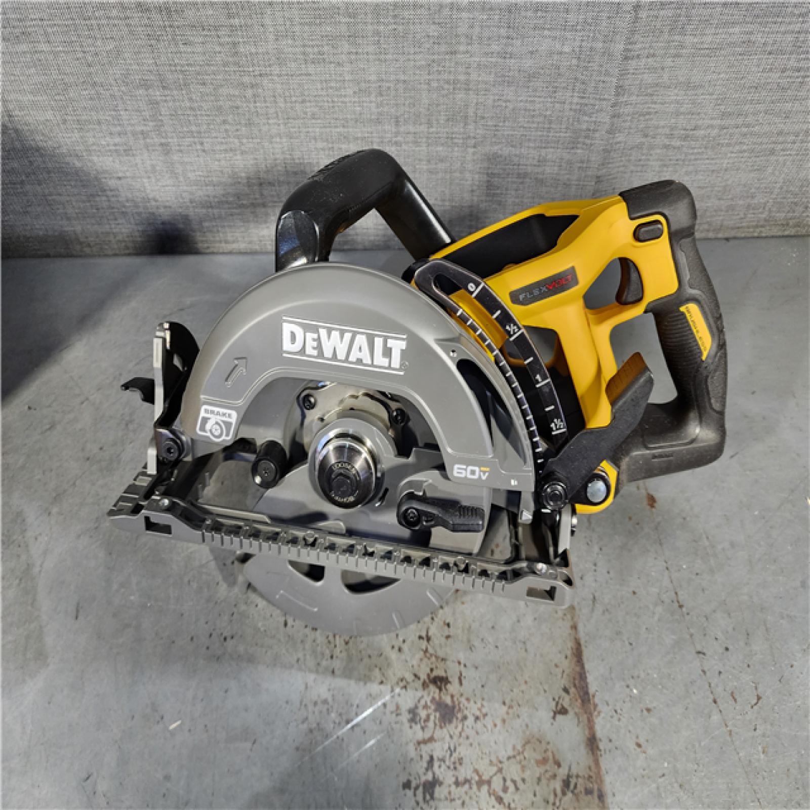 HOUSTON LOCATION - AS-IS DEWALT FLEXVOLT 60V MAX Cordless Brushless 7-1/4 in. Wormdrive Style Circular Saw (Tool Only)