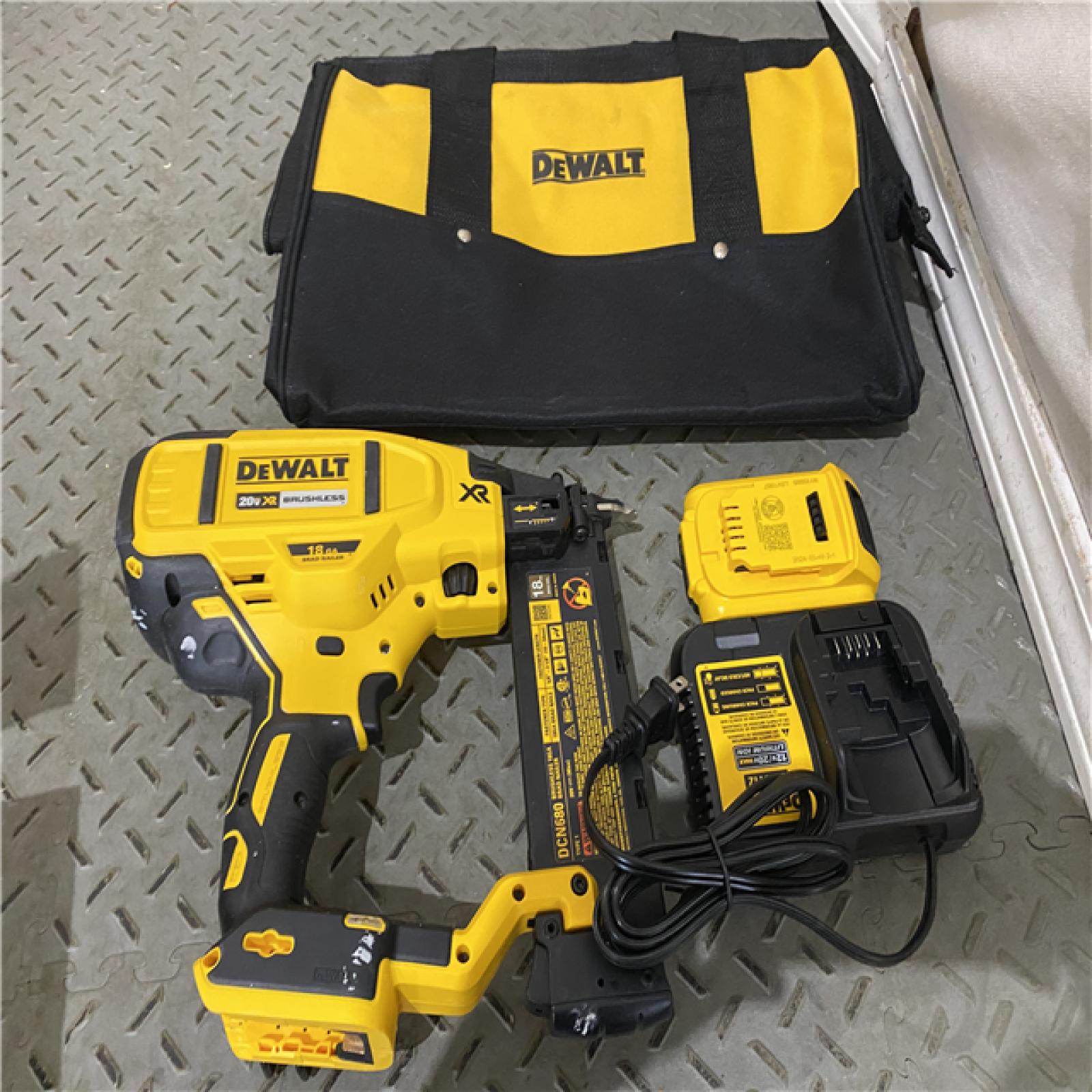 Houston location AS-IS DEWALT 20V MAX XR 18 Gauge Brad Nailer Kit