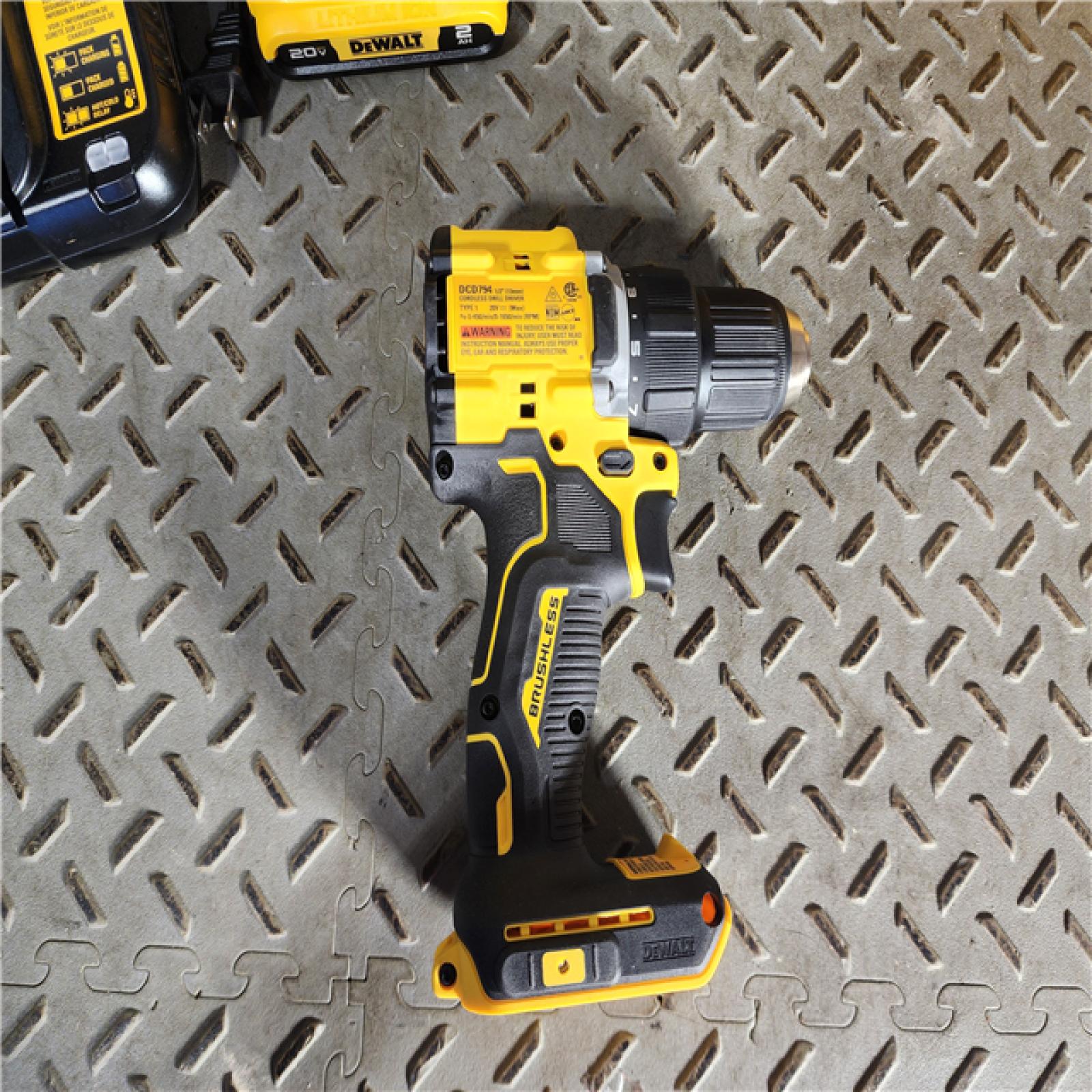 HOUSTON LOCATION - AS-IS (APPEARS LIKE NEW) DeWalt ATOMIC COMPACT SERIES 20V MAX* Brushless Cordless 1/2 in. Drill/Driver