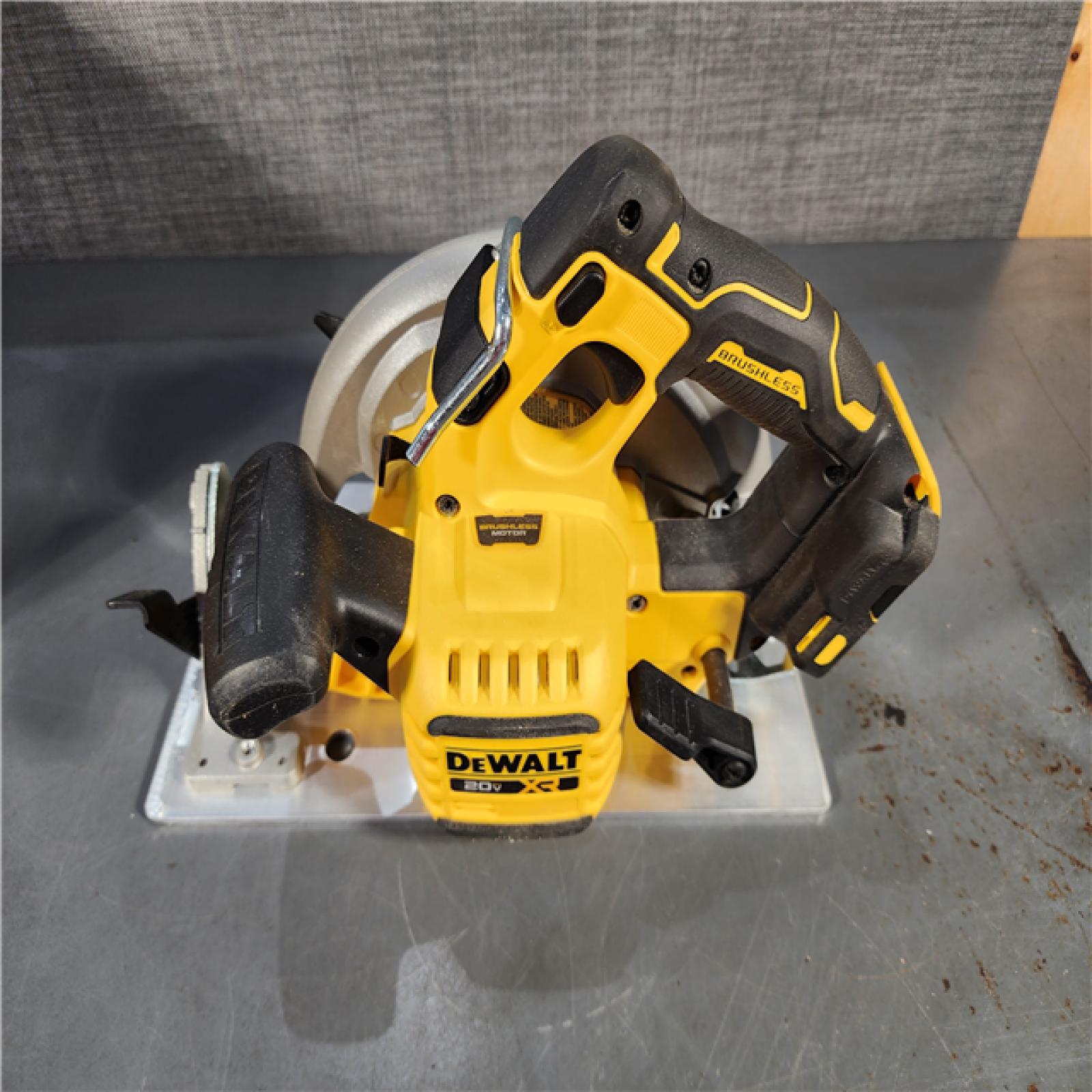 HOUSTON LOCATION - AS-IS DEWALT 20-Volt MAX 7-1/4 in. Cordless Circular Saw (Tool Only)