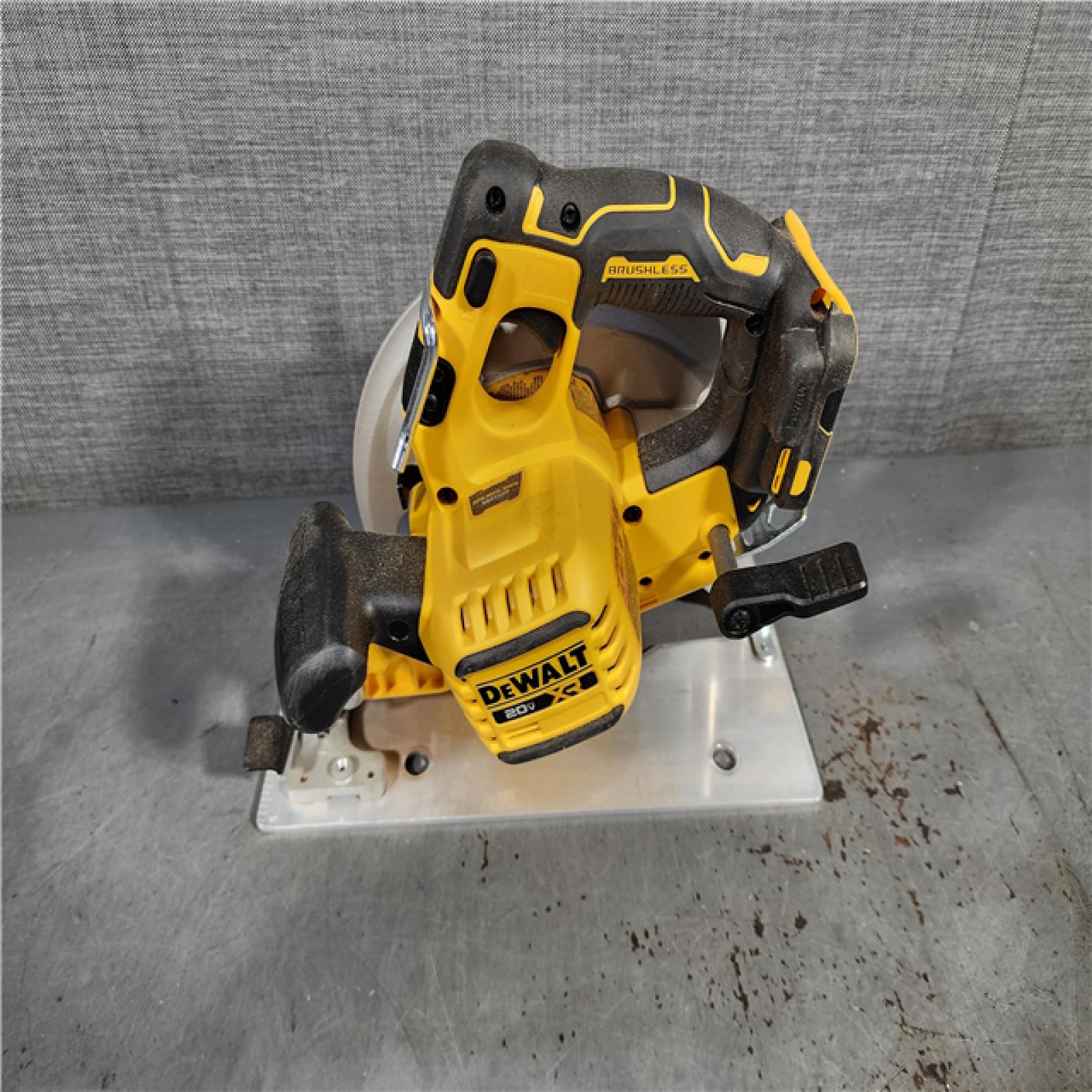 HOUSTON LOCATION - AS-IS DEWALT 20-Volt MAX 7-1/4 in. Cordless Circular Saw (Tool Only)