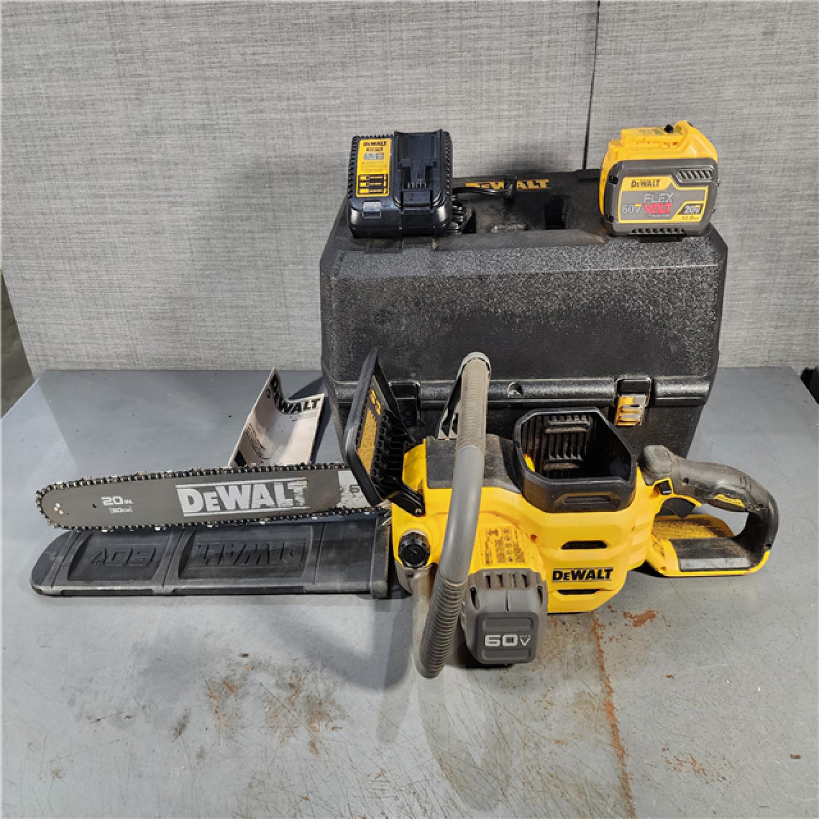 HOUSTON LOCATION - AS-IS DeWalt FLEXVOLT 60V MAX 20 in. Brushless Cordless Chainsaw Kit w/ Case, (1) FLEXVOLT 12 AH BATTERY & CHARGER