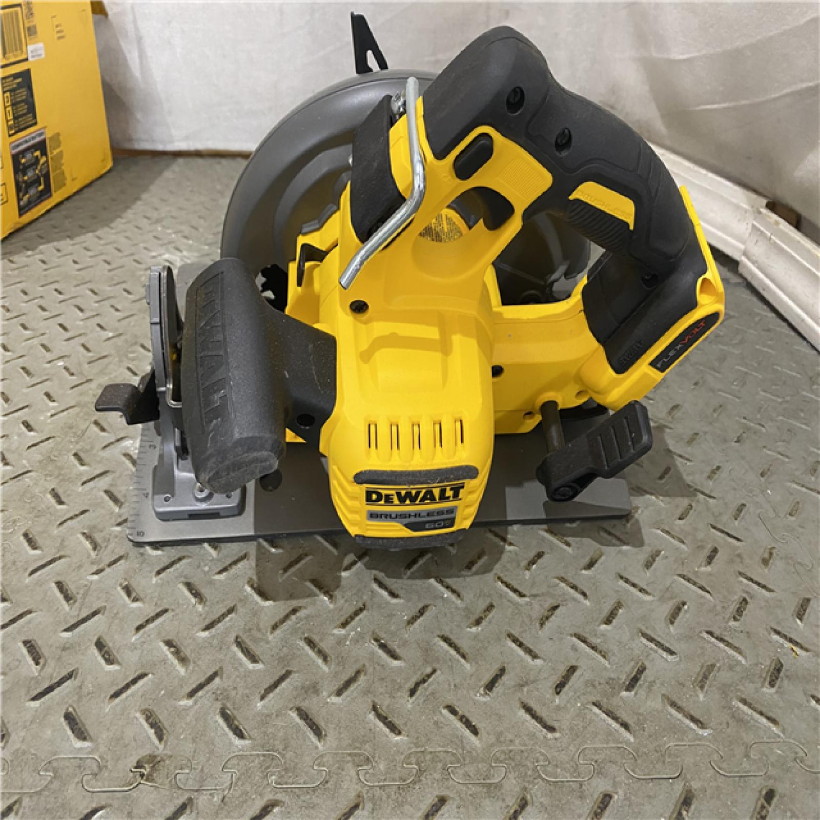 Houston location AS-IS DeWALT Flexvolt Max 7-1/4  60V Brushless Circular Saw DCS578B (Bare Tool)