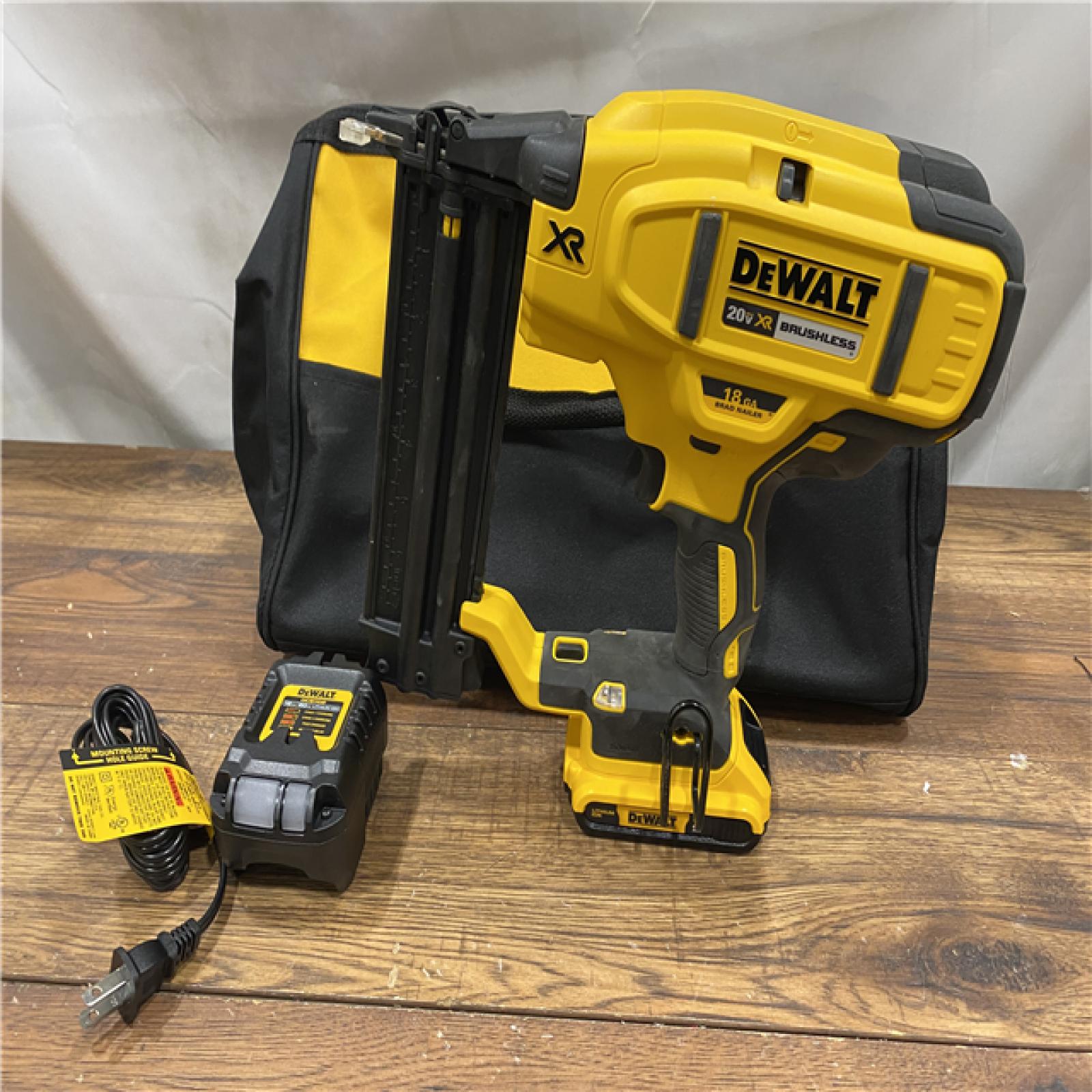 AS IS DEWALT 20V MAX XR 18 Gauge Brad Nailer Kit