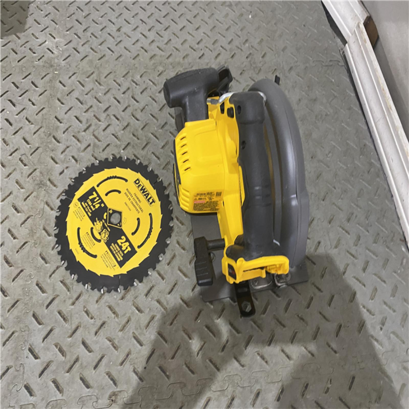 Houston location AS-IS DeWALT Flexvolt Max 7-1/4  60V Brushless Circular Saw DCS578B (Bare Tool)