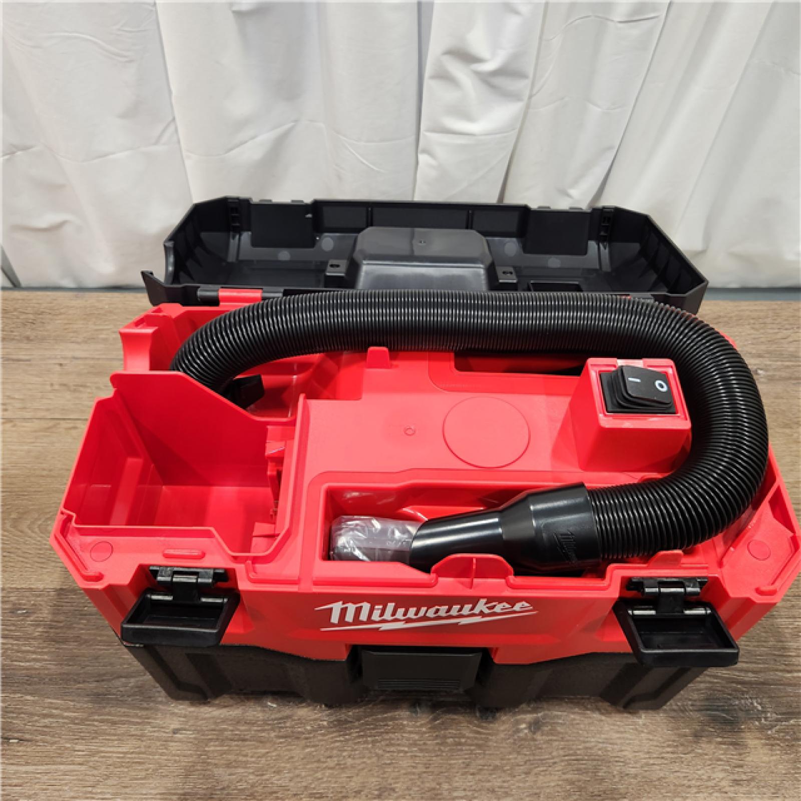 AS-IS Milwaukee M18 Vacuum 2Gal 6  Hose Access Bare Tool