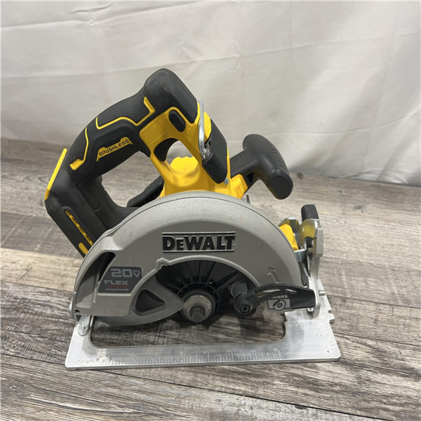 AS-IS DEWALT 20V MAX Cordless Brushless 7-1/4 in. Sidewinder Style Circular Saw with FLEXVOLT ADVANTAGE (Tool Only)