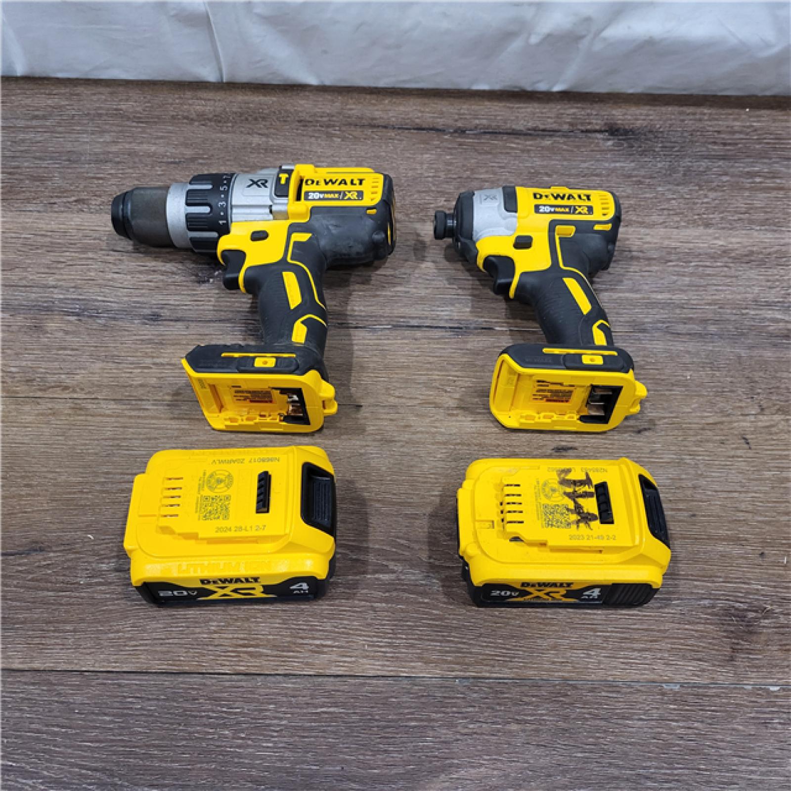 AS-IS DEWALT  20V MAX XR Cordless Brushless Hammer Drill/Impact 2 Tool Combo Kit with (2) 20V 4.0Ah Batteries and Charger