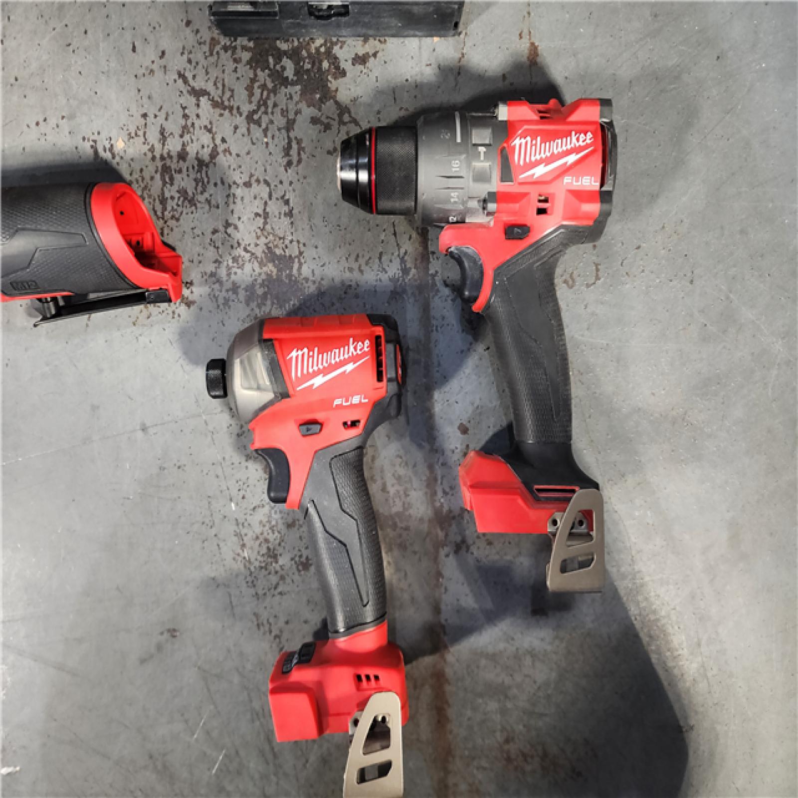 HOUSTON LOCATION - AS-IS MILWAUKEE 4 TOOL COMBO KIT W/ (2) BATTERY & CHARGER