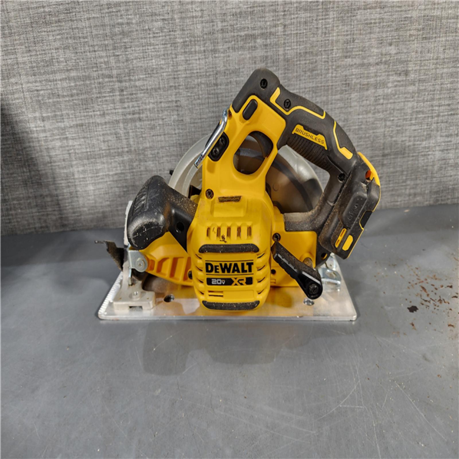 HOUSTON LOCATION - AS-IS DEWALT 20-Volt MAX 7-1/4 in. Cordless Circular Saw (Tool Only)