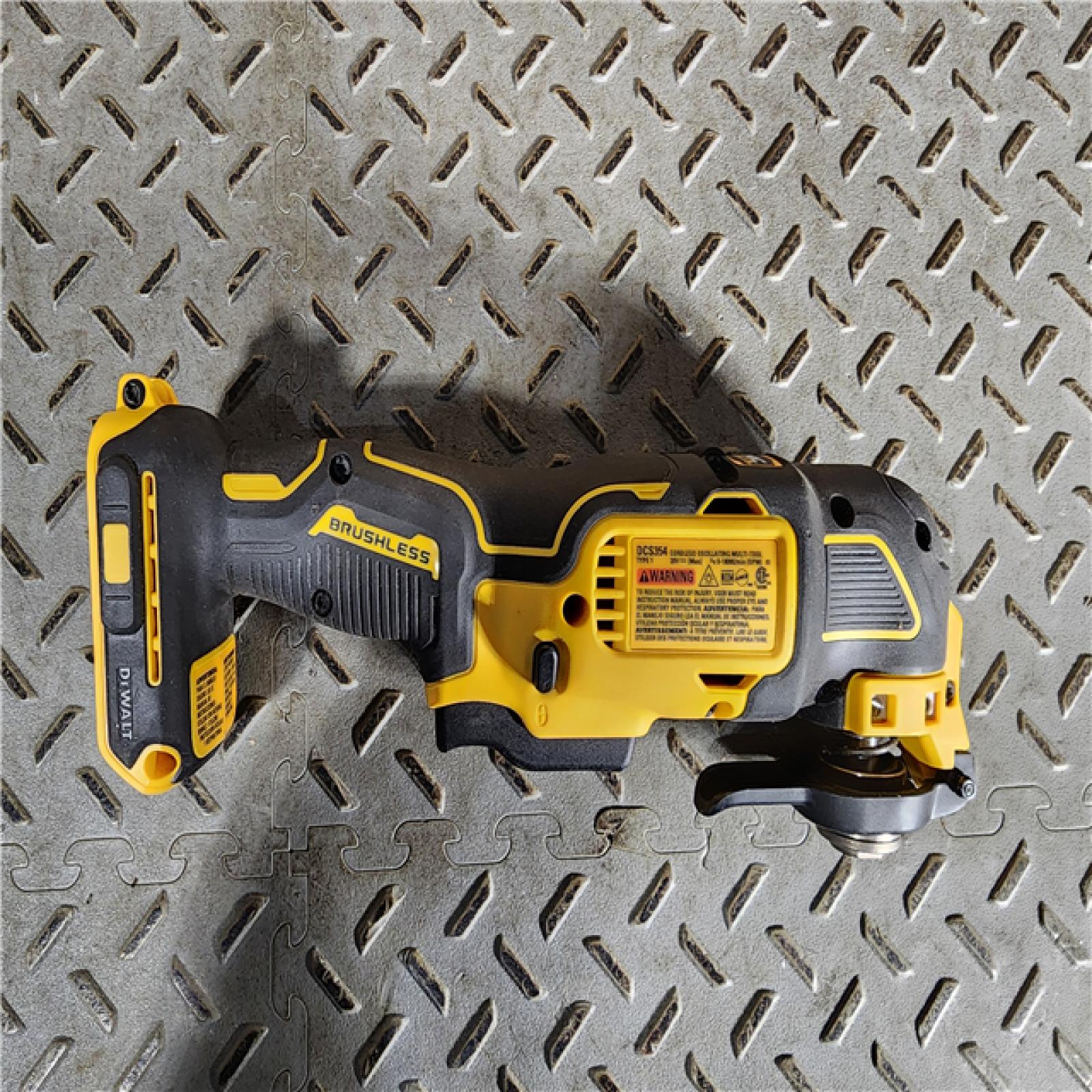 HOUSTON LOCATION - AS-IS (APPEARS LIKE NEW) DEWALT 20-Volt MAX Lithium-Ion Cordless Brushless Oscillating Tool Kit