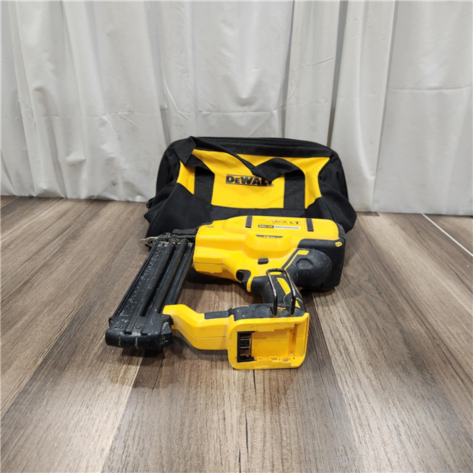 AS IS DEWALT 20V MAX XR 18 Gauge Brad Nailer Kit